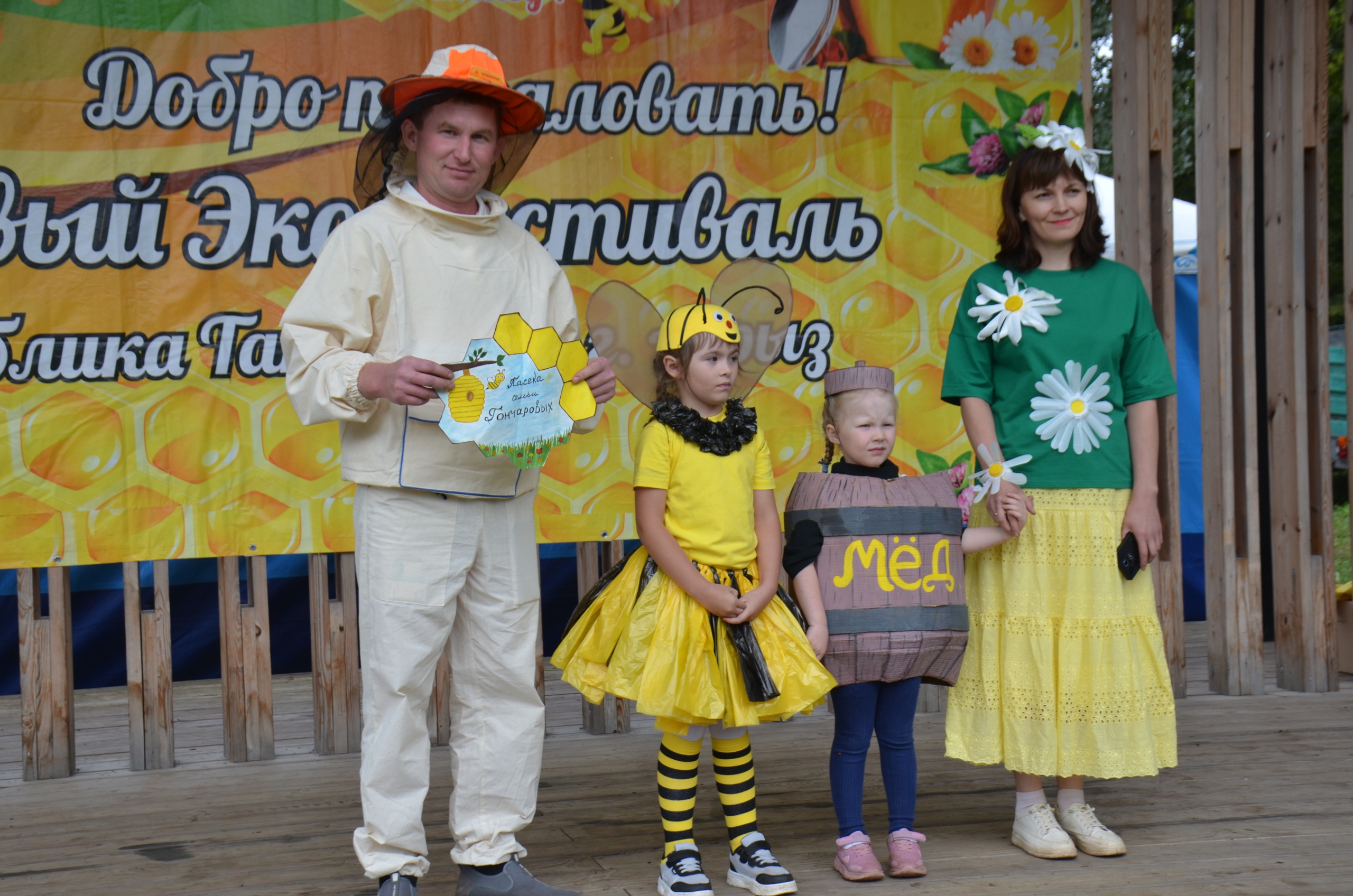 Владимир Гончаров из деревни Варзи-Пельга  –  представитель пятого поколения пчеловодов: семейную традицию продолжают его предки, родители и он сам. Творческая семья Гончаровых из Варзи‑Пельги. Август 2025 г. Фото из архива редакции.