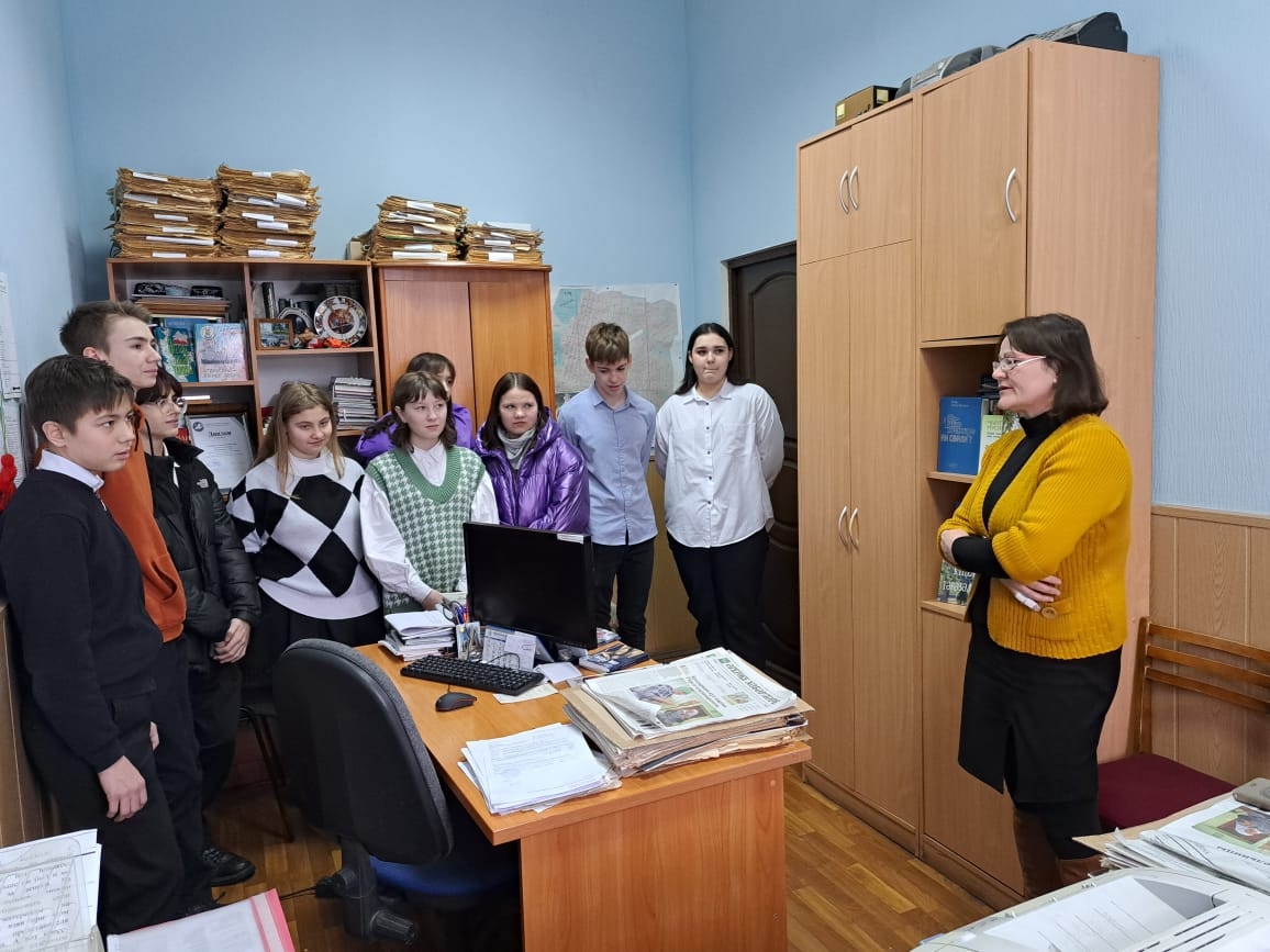 Екатерина Самсонова поясняет азы работы журналиста юным слушателям