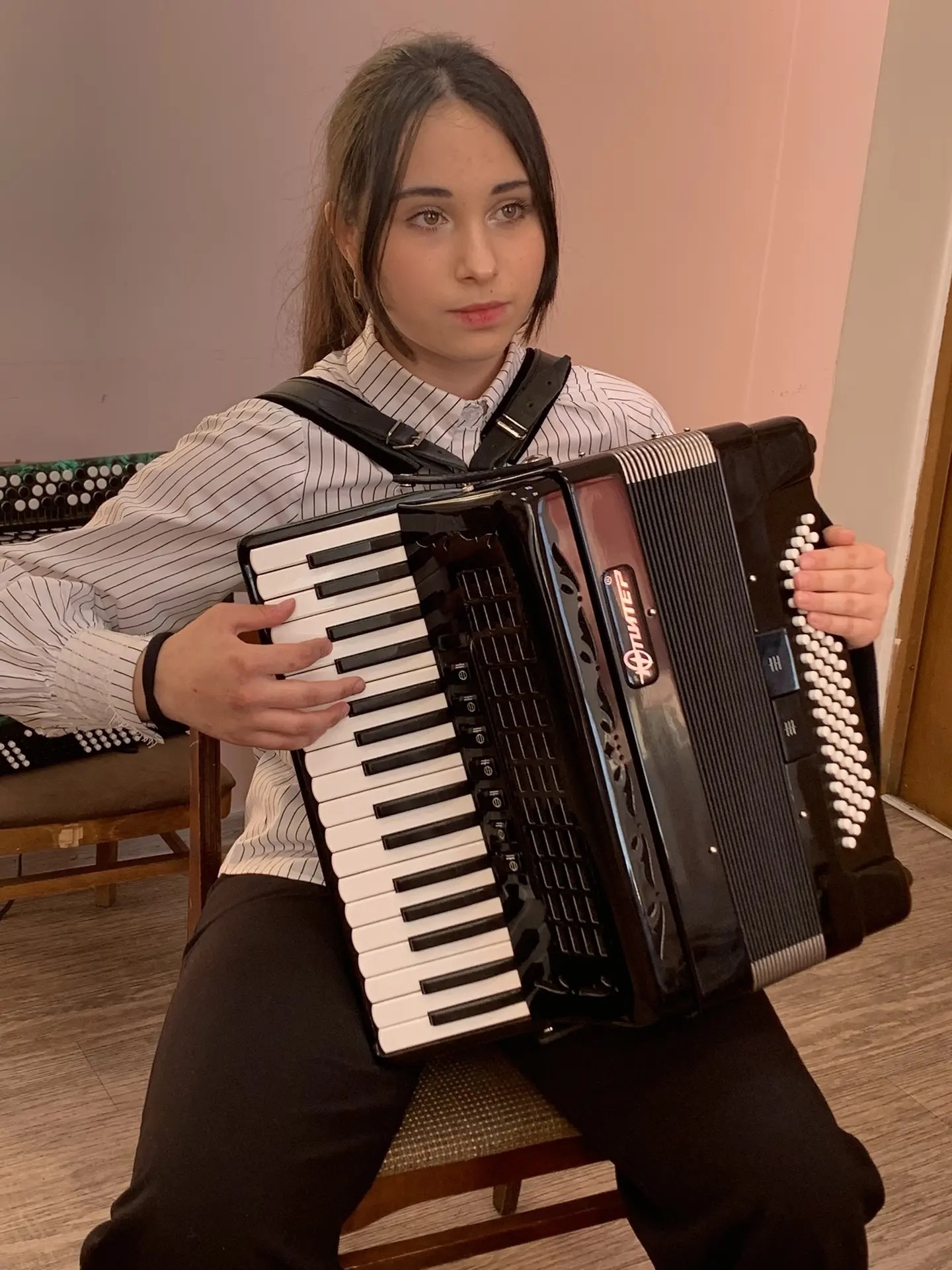 Әгерҗе сәнгать мәктәбе укучысы Арина Кудосина тарихи аккордеонда уйный 