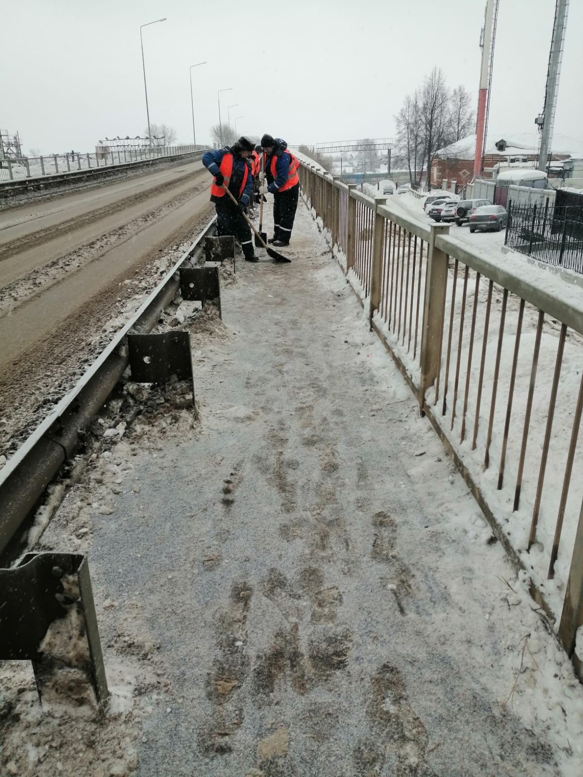 В Агрызе производится поэтапная расчистка снега