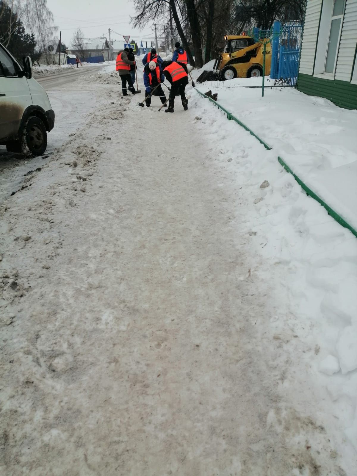 В Агрызе производится поэтапная расчистка снега