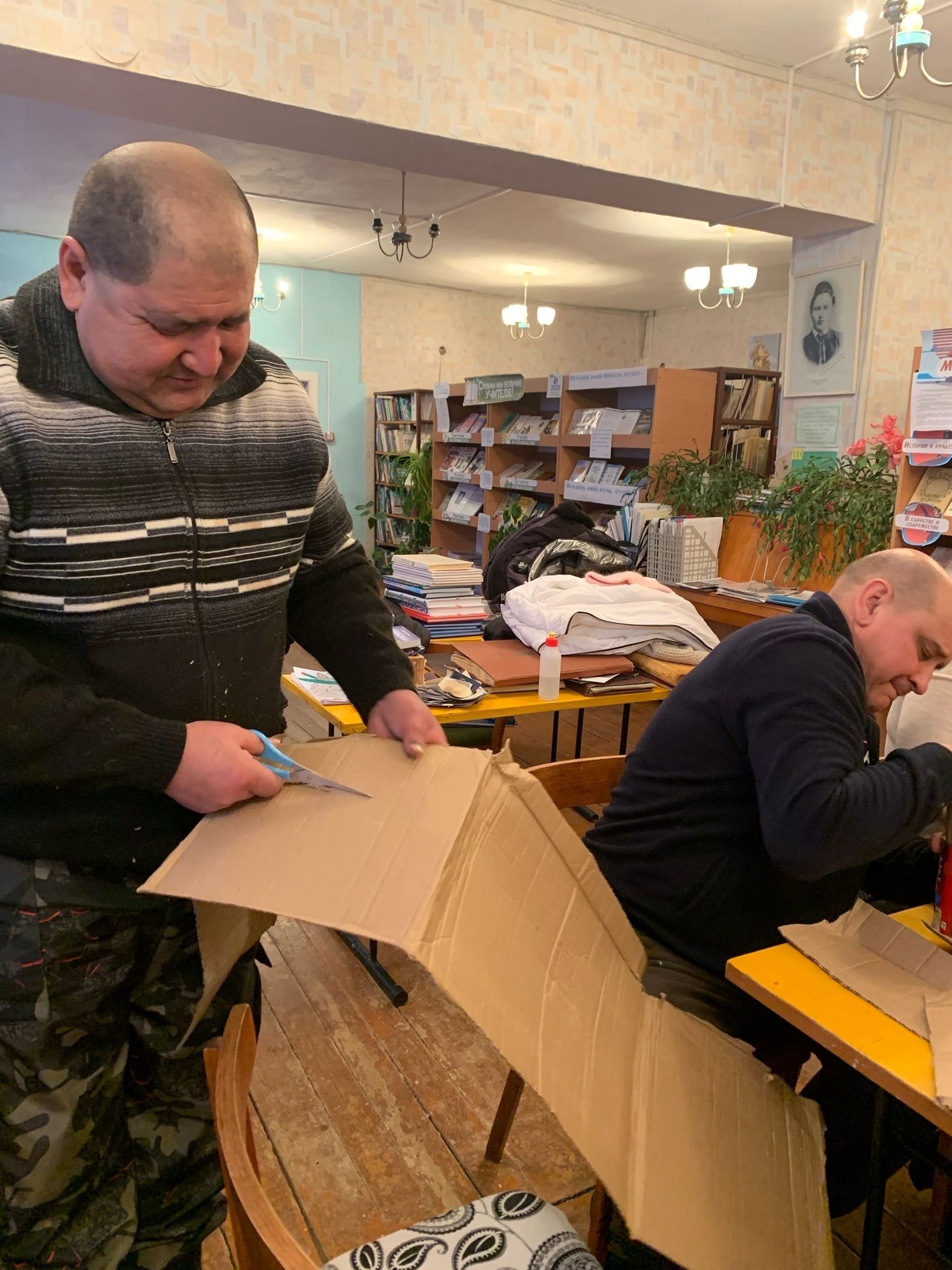 Крындинцы изготавливают блиндажные свечи для отправки в зону СВО