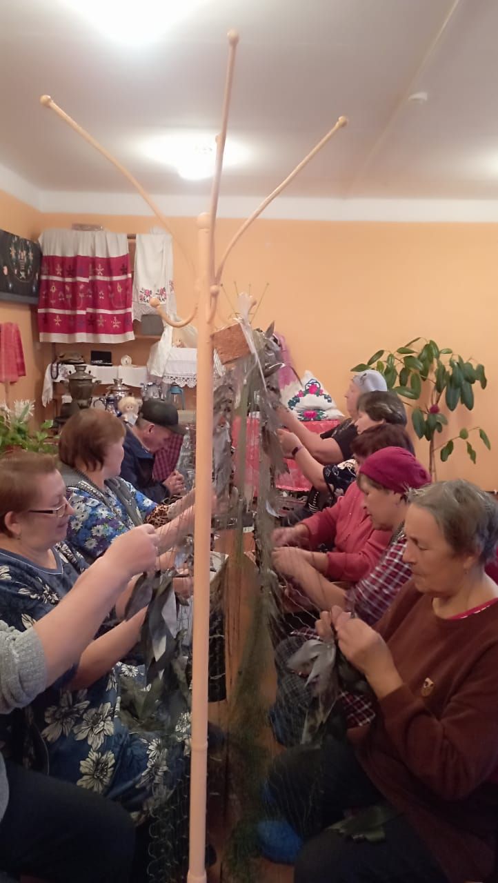 Жители Варзи-Омги и Варзи-Пельги активно ведут работу по плетению масксетей для бойцов СВО