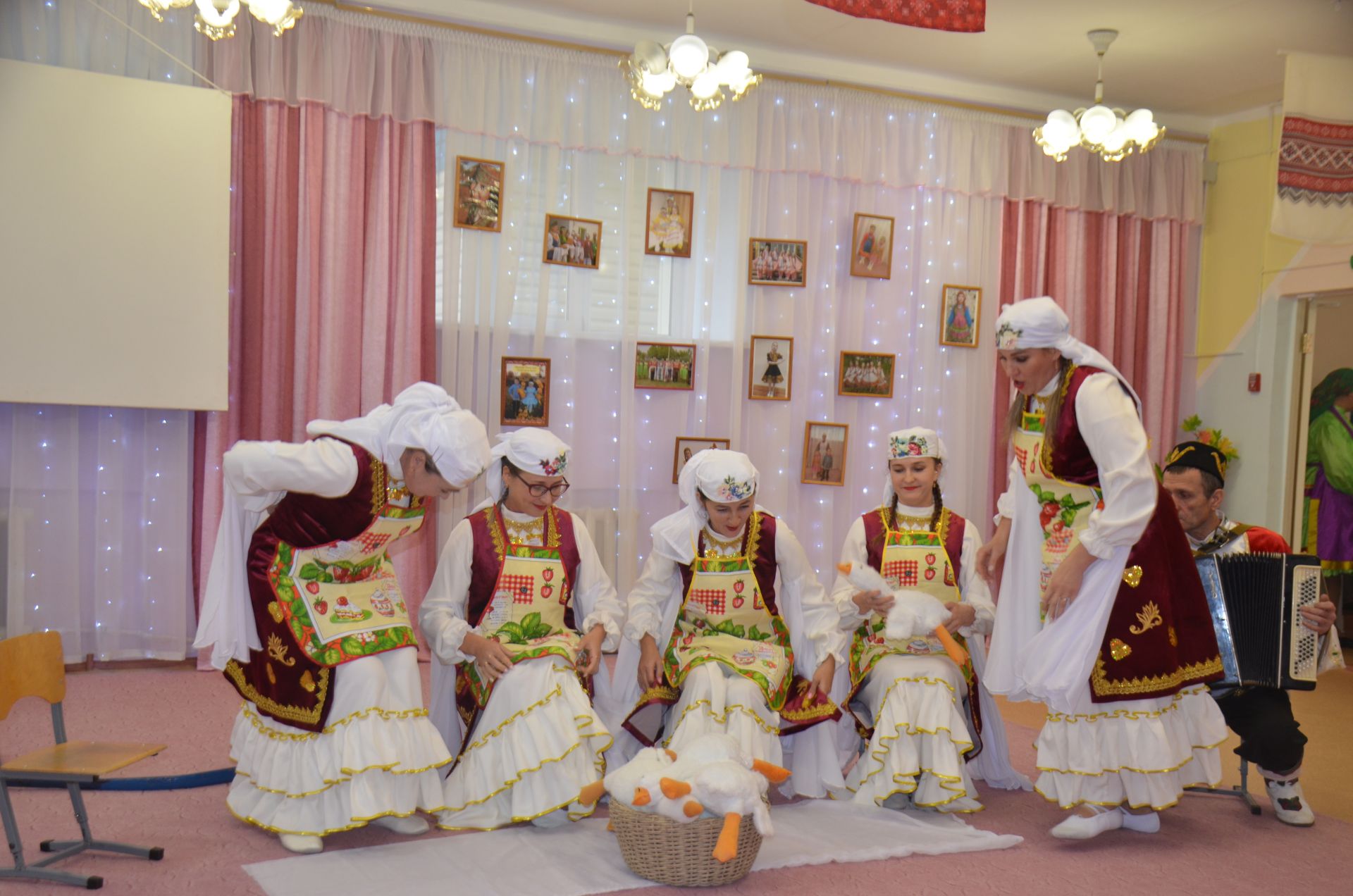 Между городскими детскими садами прошел конкурс «Дружная семья народов» (ФОТО)