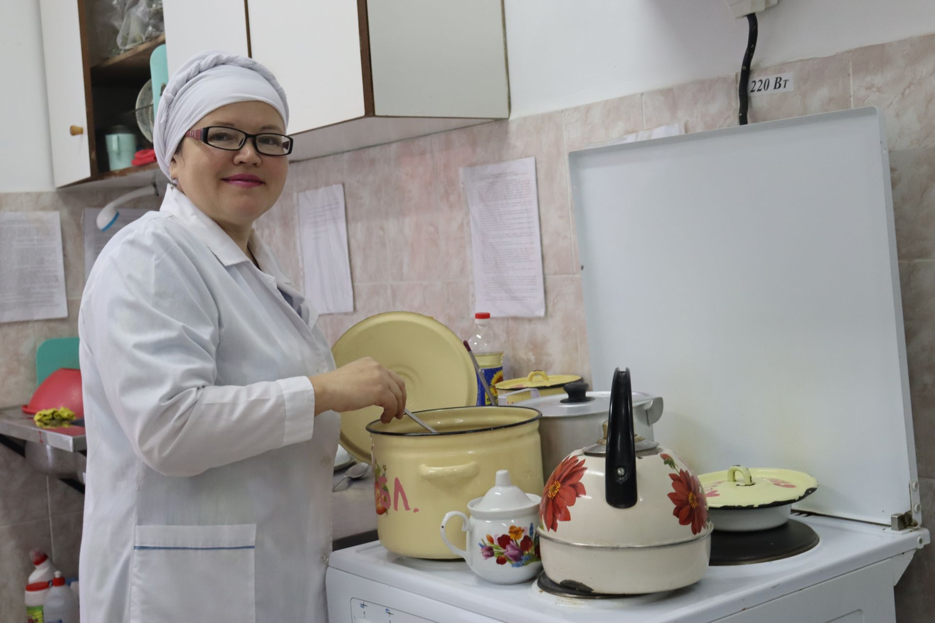 Повар Крындинской школы Айсина Алиуллина на сцене превращается в настоящую актрису