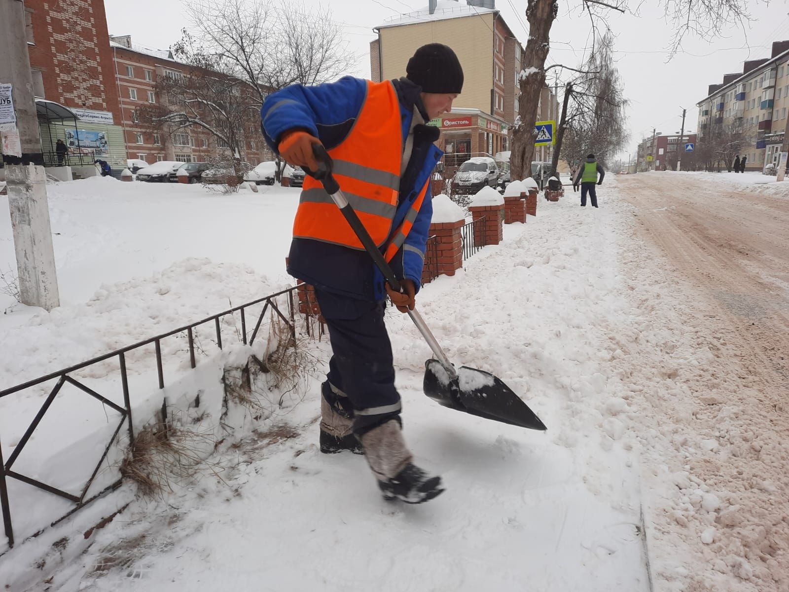 Последствия снегопада устраняют в Агрызе уже с 4 утра