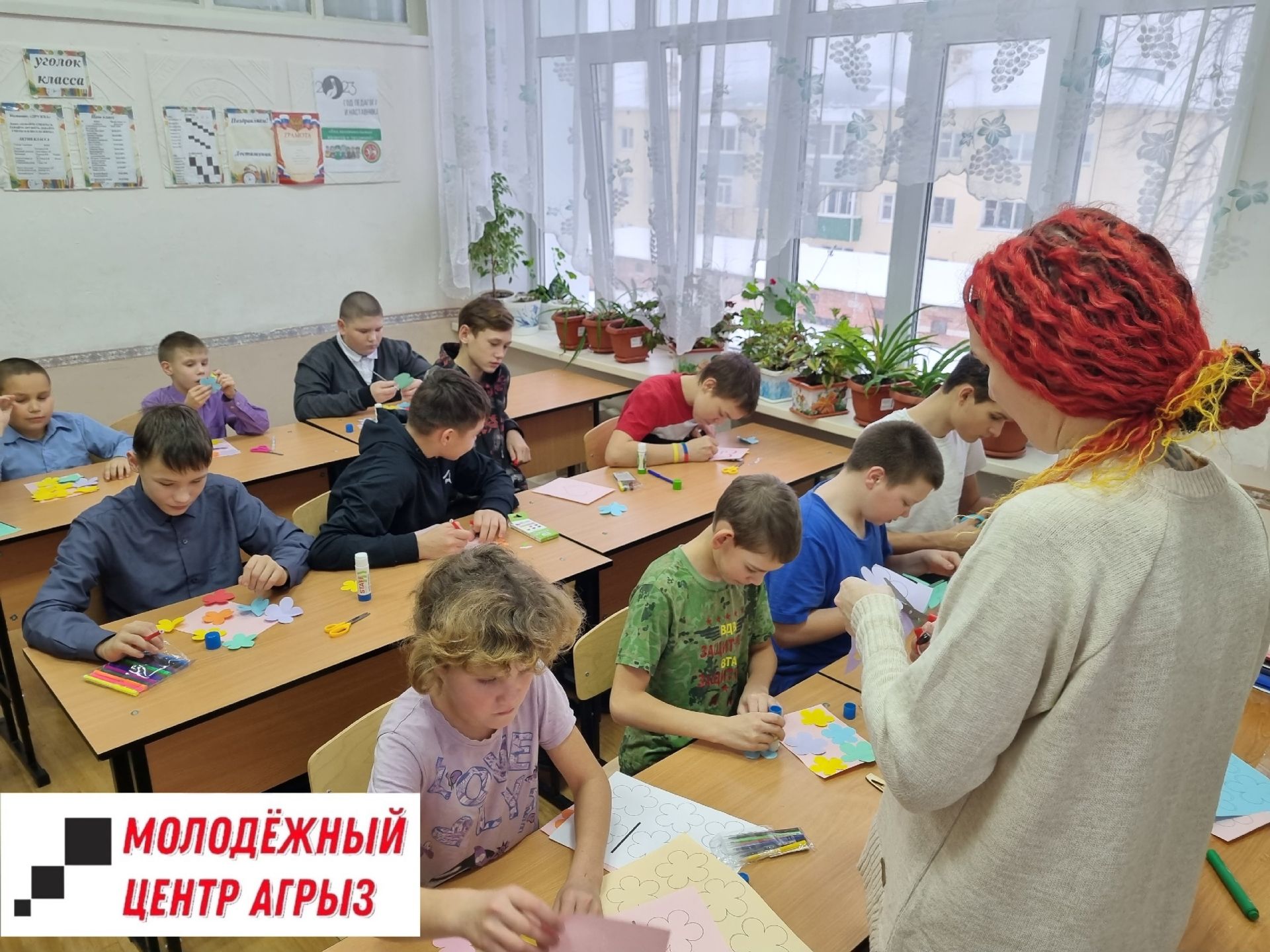 Воспитанники школы-интерната приняли участие в изготовлении открыток ко Дню матери