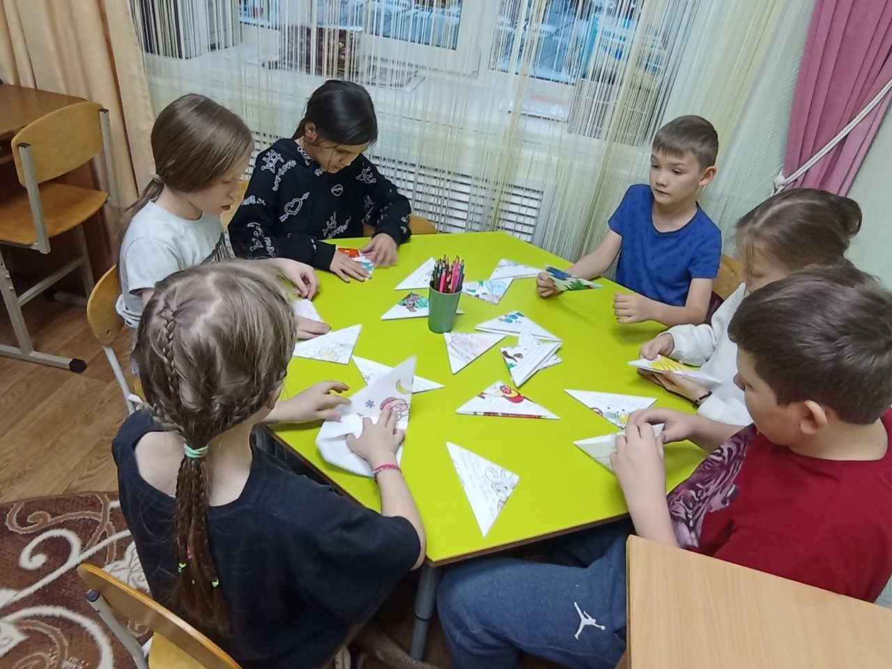 Воспитанники приюта «Ласка» сшили очередную партию тёплых балаклав для отправки в зону СВО
