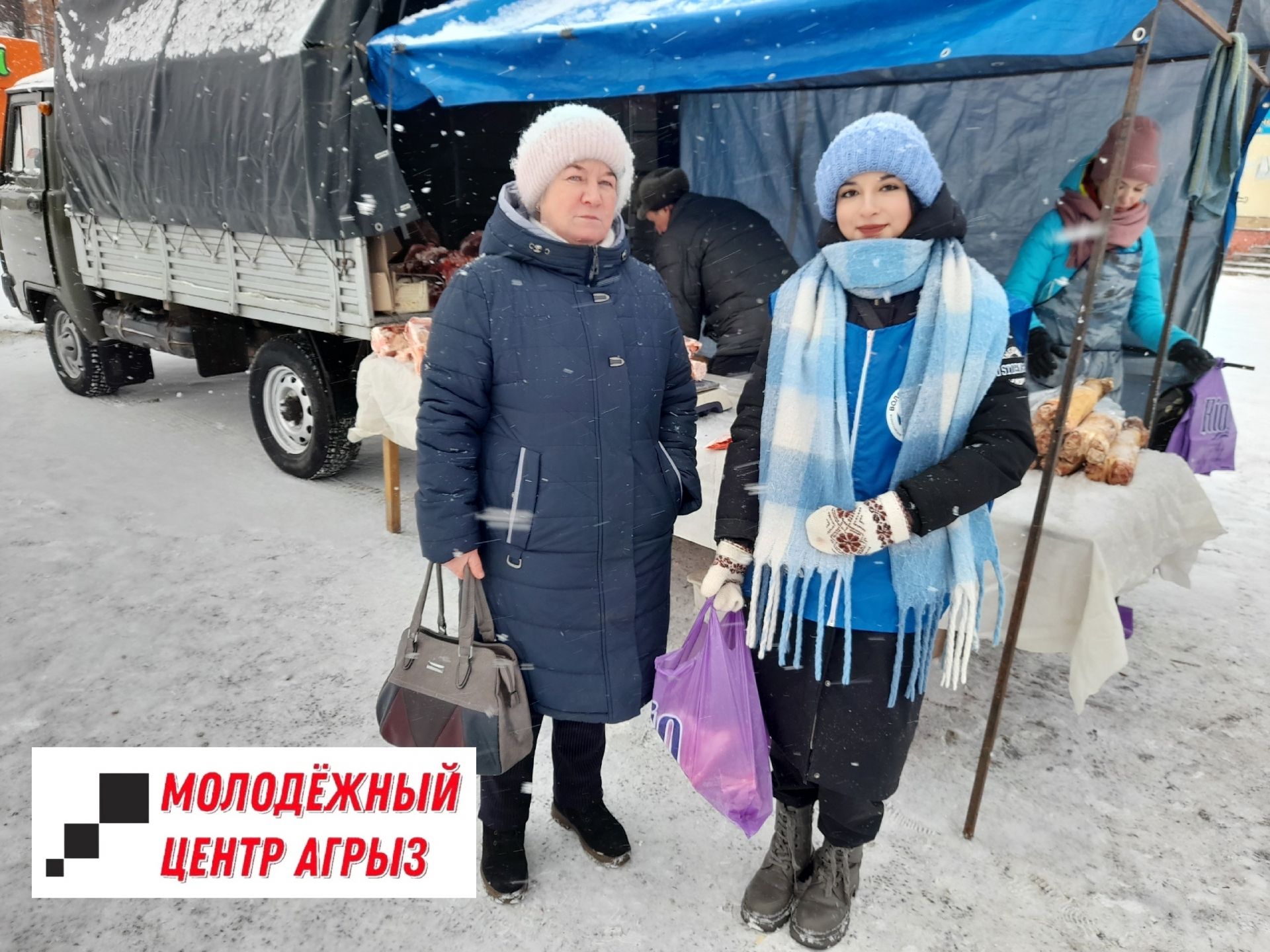 Активисты и волонтеры выступили неизменными помощниками пожилых на ярмарке