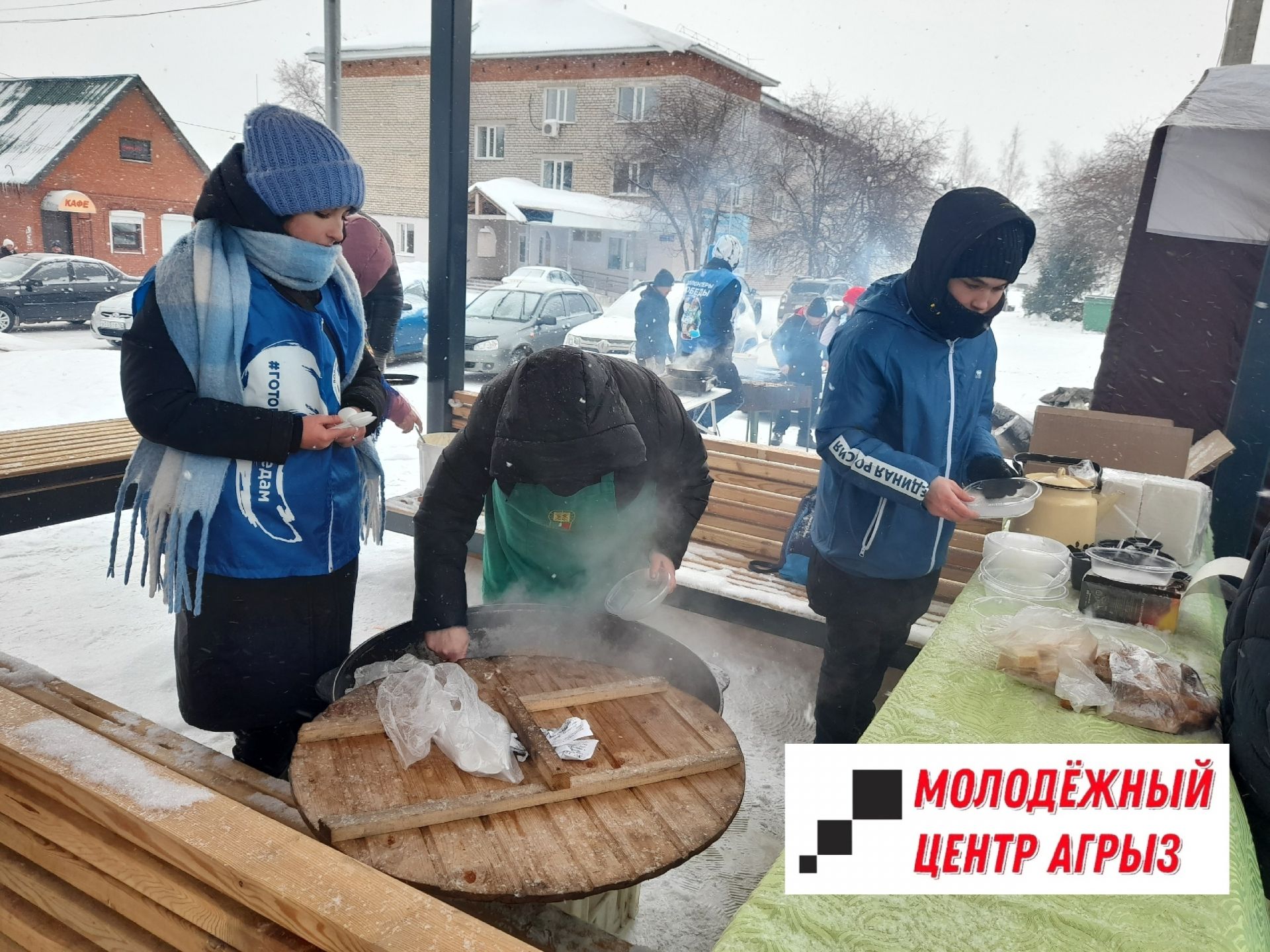 Активисты и волонтеры выступили неизменными помощниками пожилых на ярмарке
