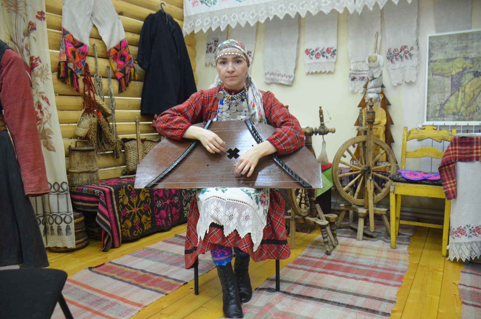 Алина Тихонова из Варклед-Бодьи освоила удмуртский старинный музыкальный инструмент