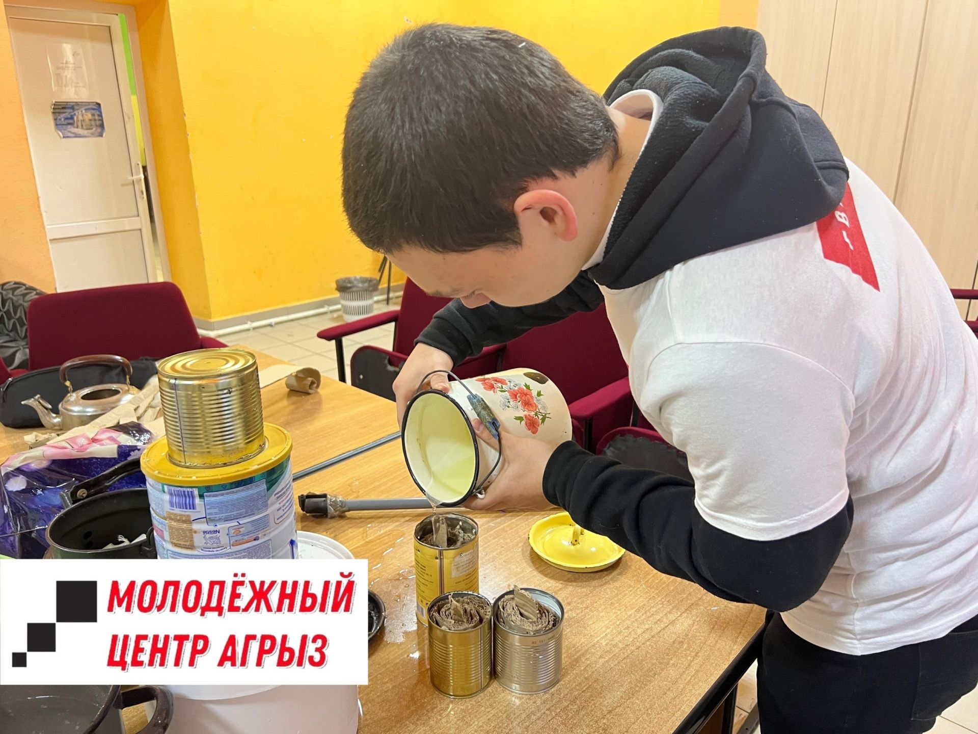 Активисты города продолжают изготовление окопных свечей