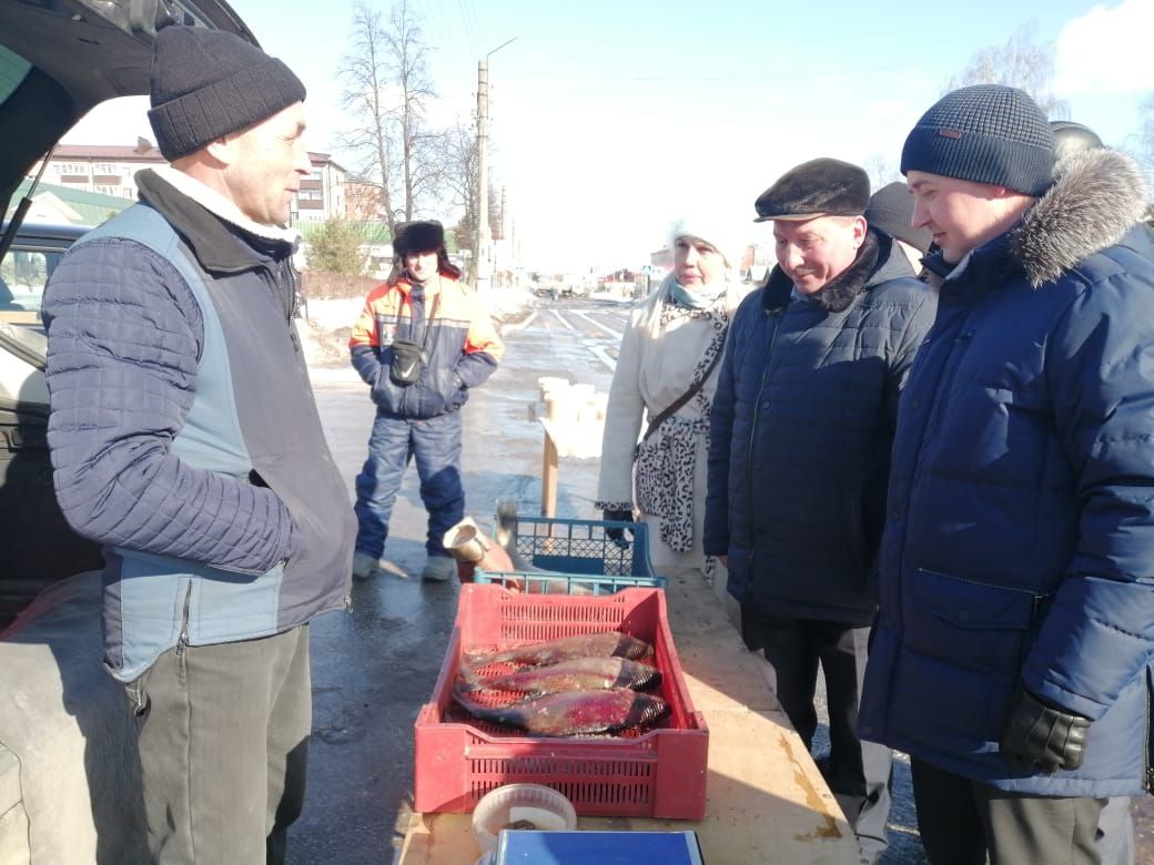Ленар Нургаянов посетил первую весеннюю сельхозярмарку в Агрызе (ФОТО)