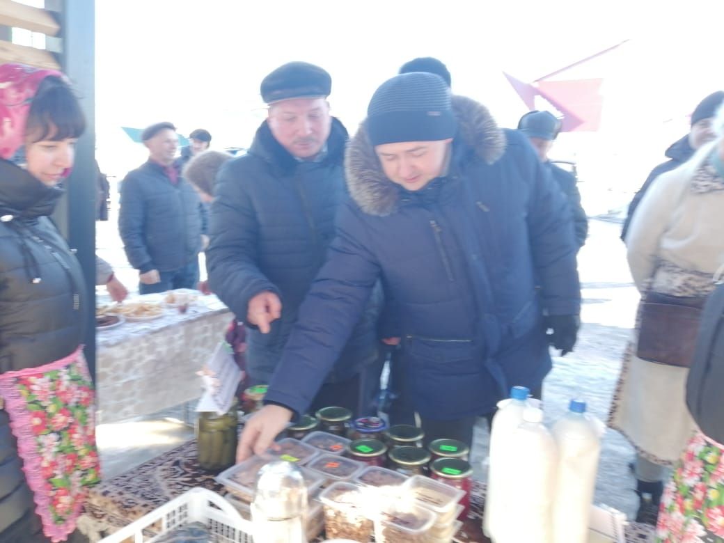 Ленар Нургаянов посетил первую весеннюю сельхозярмарку в Агрызе (ФОТО)