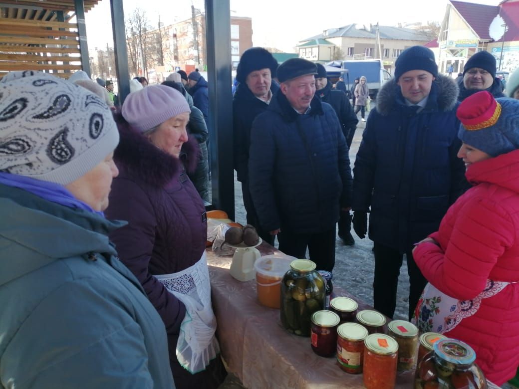 Ленар Нургаянов посетил первую весеннюю сельхозярмарку в Агрызе (ФОТО)