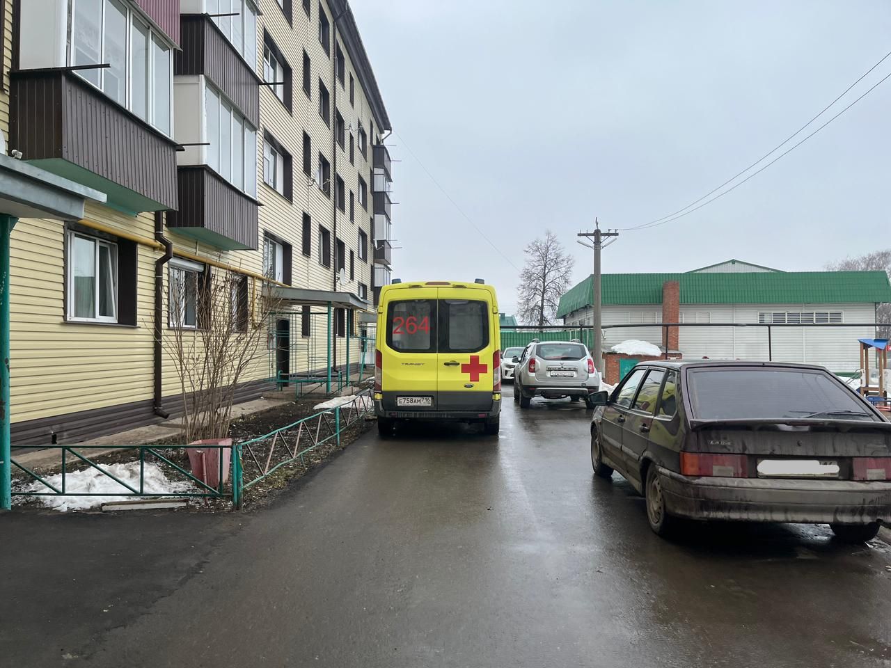 Бер яшьлек кыз бала кадаклар йоткан