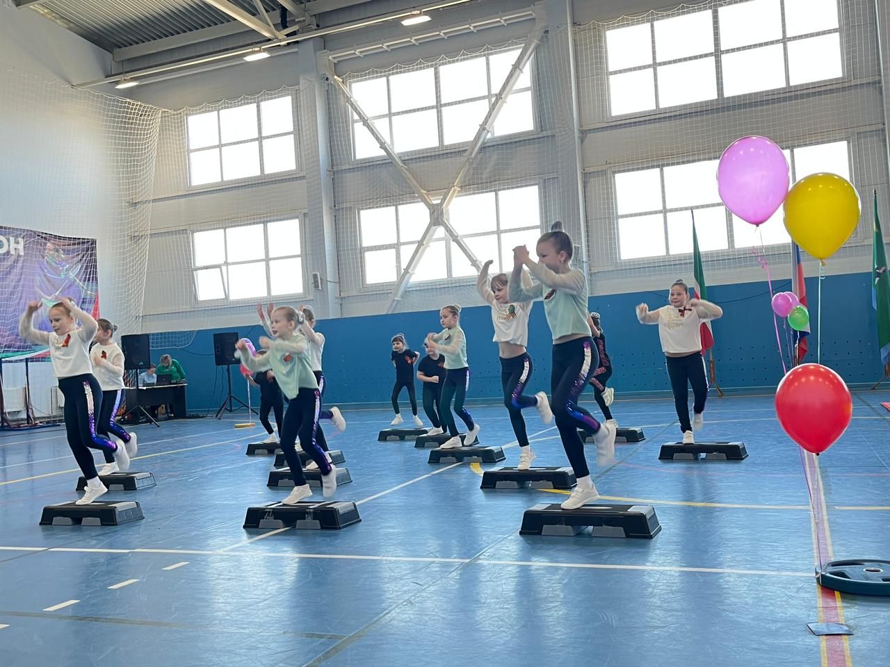 Сегодня в Агрызе проходит Межрегиональное Первенство по аэробике и акробатике