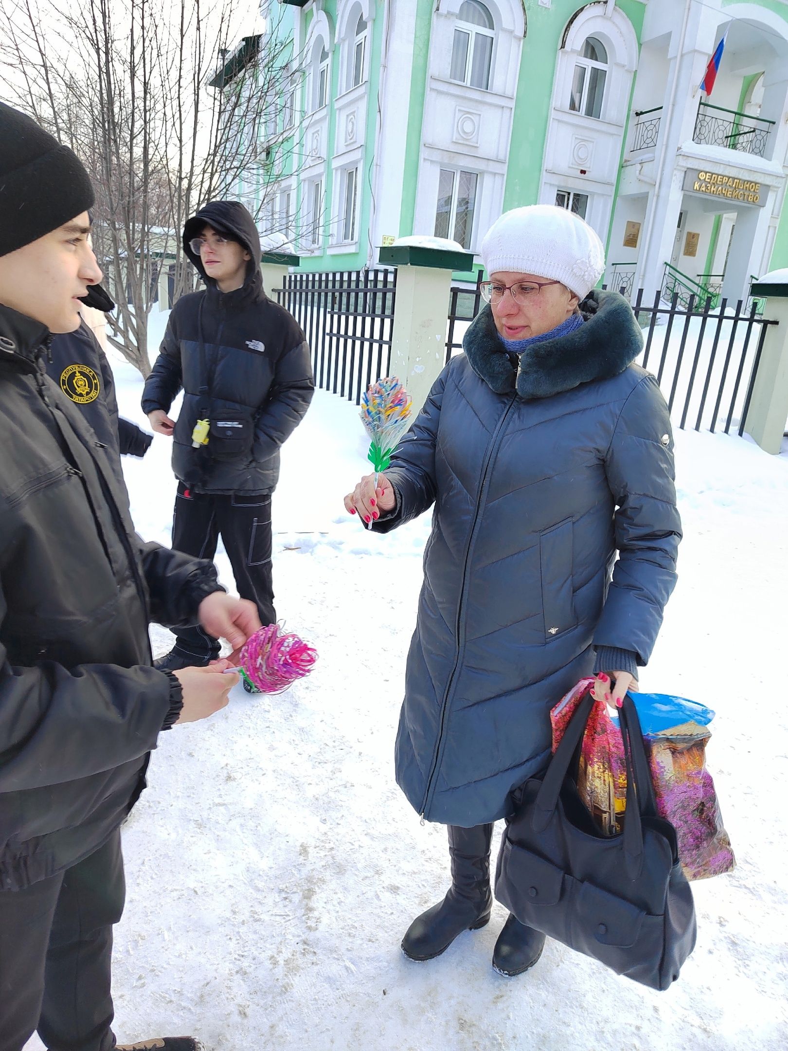 В Агрызе прохожим на улице дарили цветы (ФОТО)