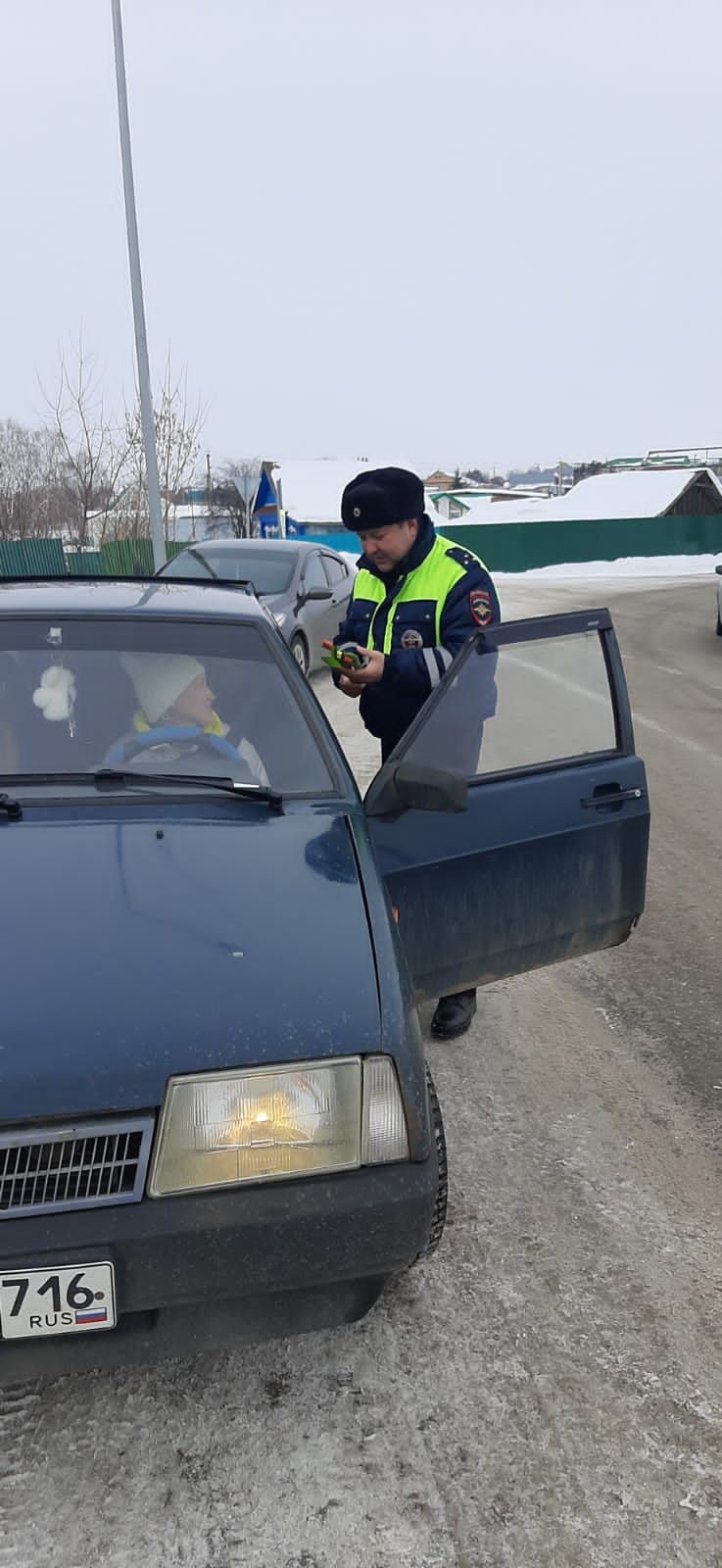 В Агрызе сотрудники ГИБДД подарили цветы женщинам за рулем