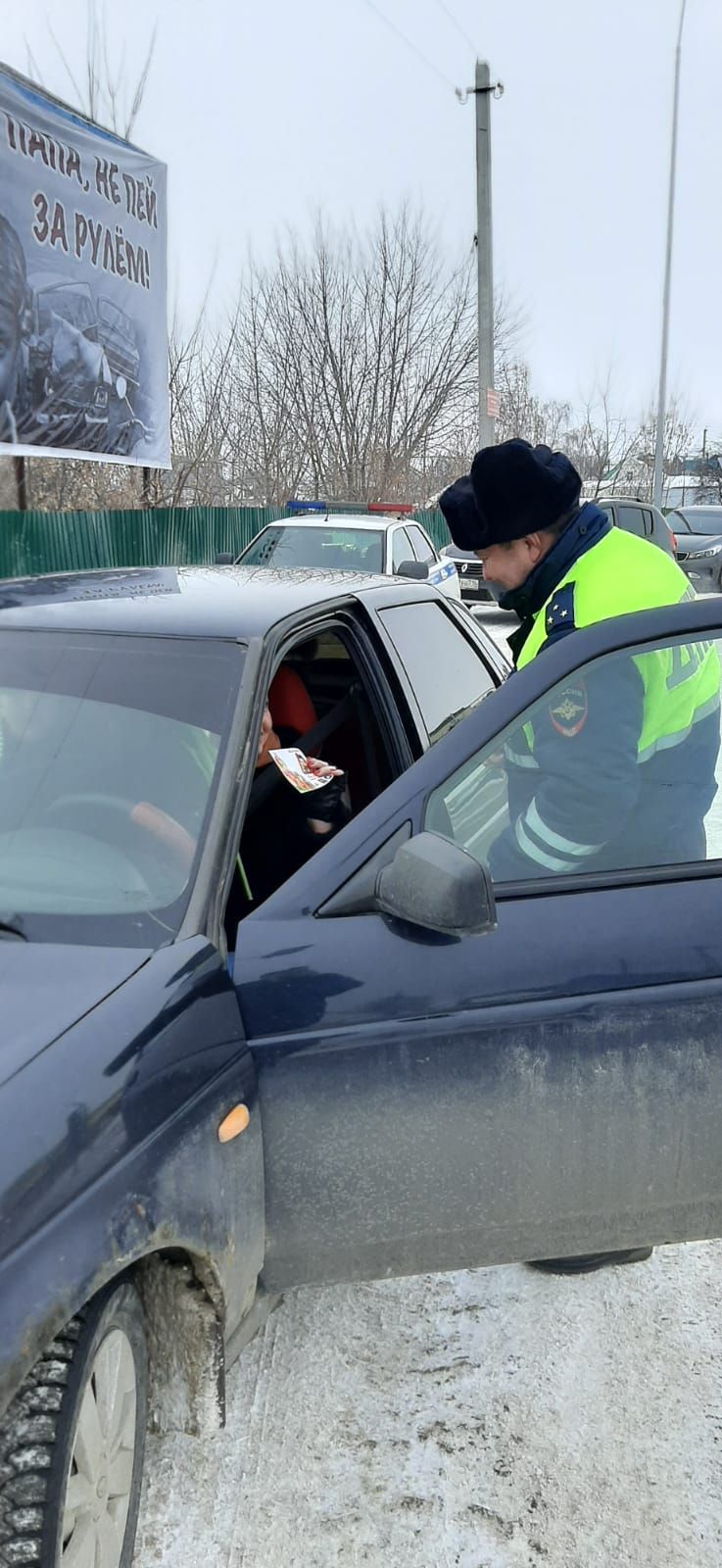 В Агрызе сотрудники ГИБДД подарили цветы женщинам за рулем