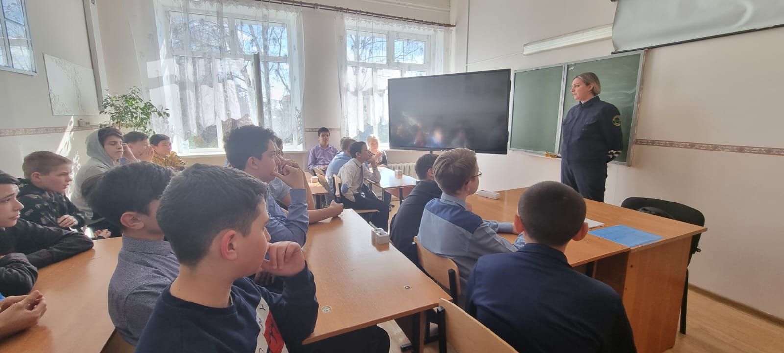 В школе-интернате прошел урок по ПДД