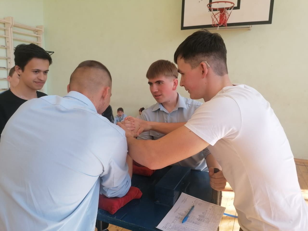 Для студентов Агрыза провели поединок по армрестлингу
