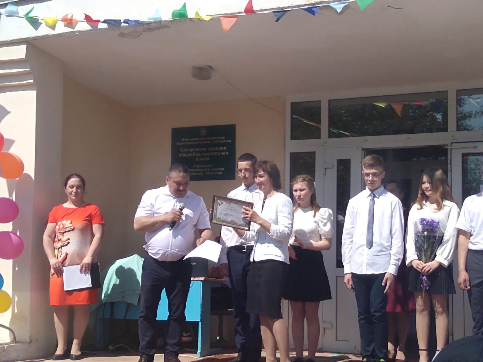 В Салаушах выпускников поздравил руководитель Аппарата Совета района