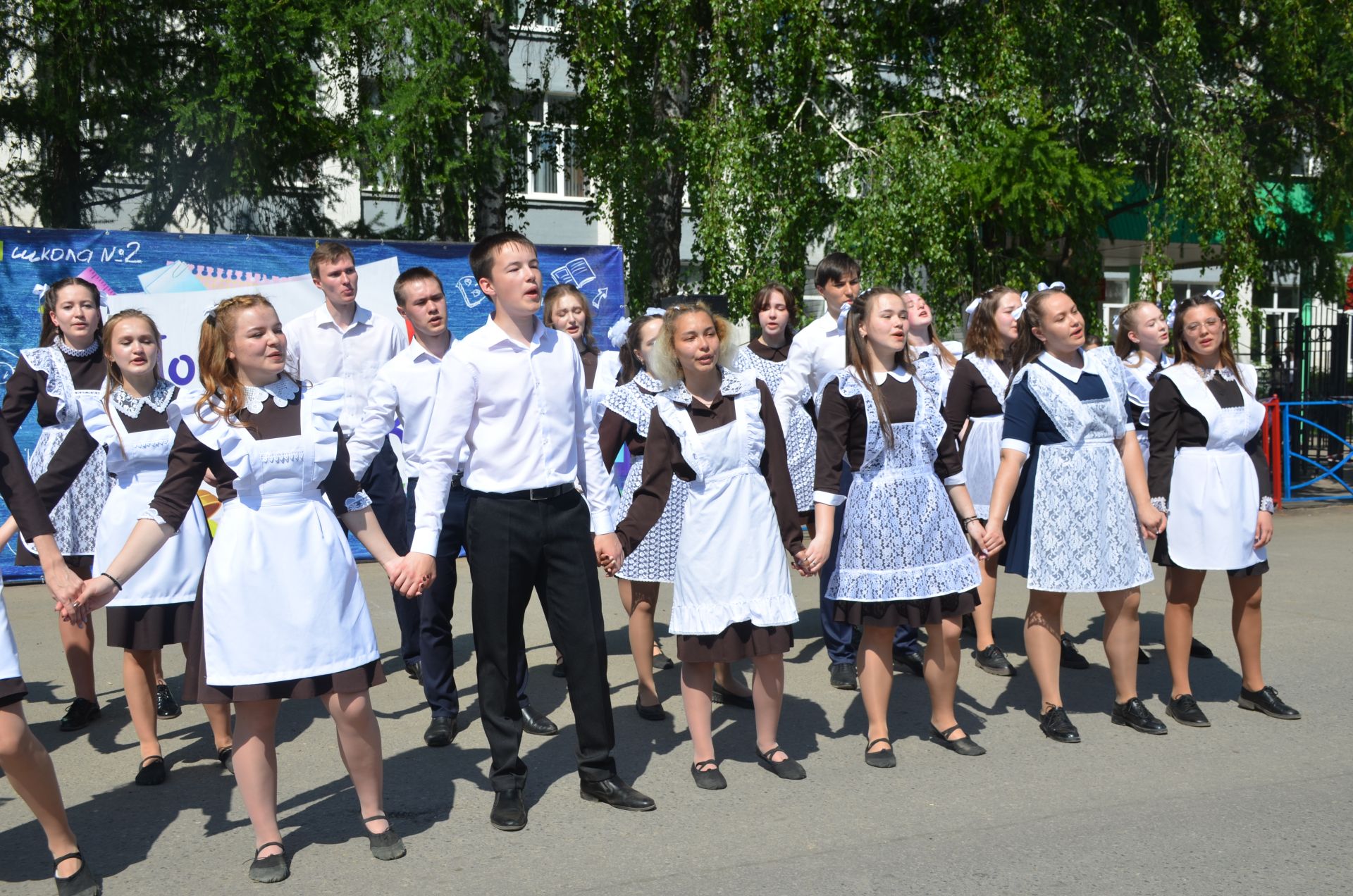 Для выпускников школы №2 прозвенел последний звонок