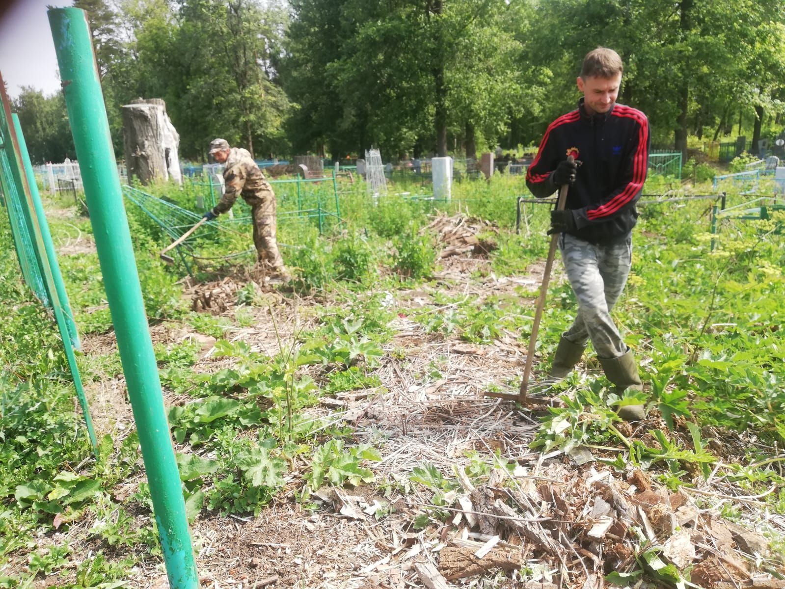 В Агрызе организовали субботники по очистке кладбищ