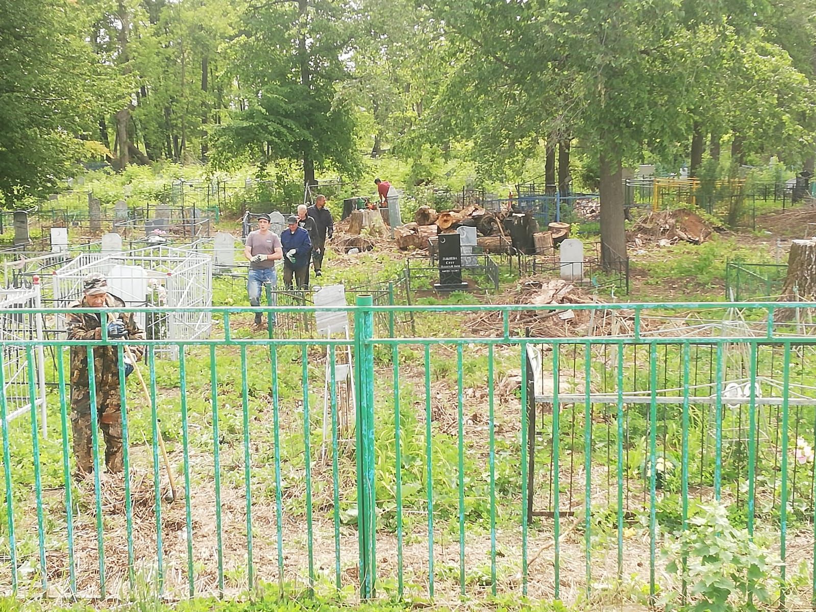 В Агрызе организовали субботники по очистке кладбищ
