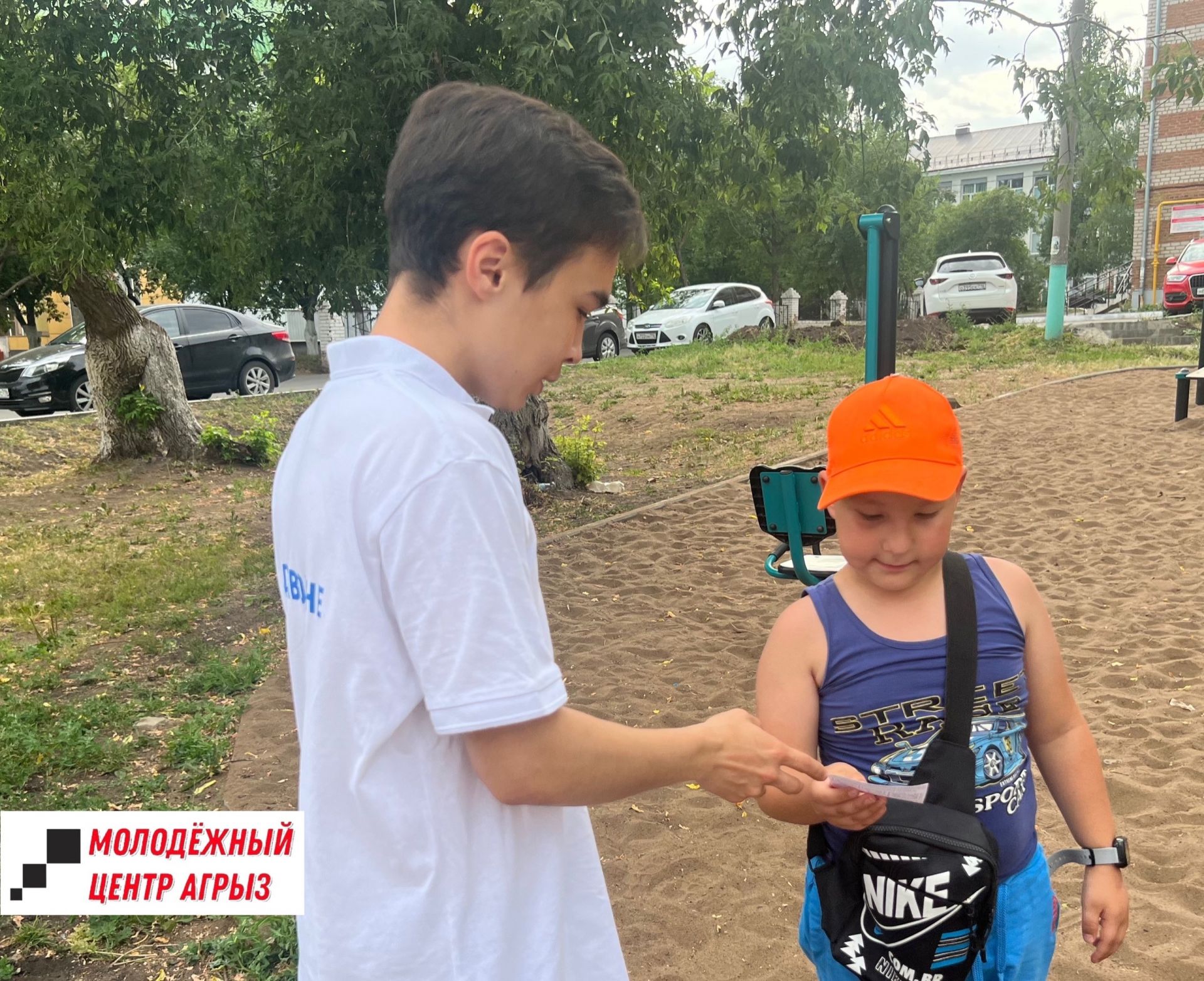 Жителям Агрыза раздали листовки с QR-кодами о предстоящих мероприятиях