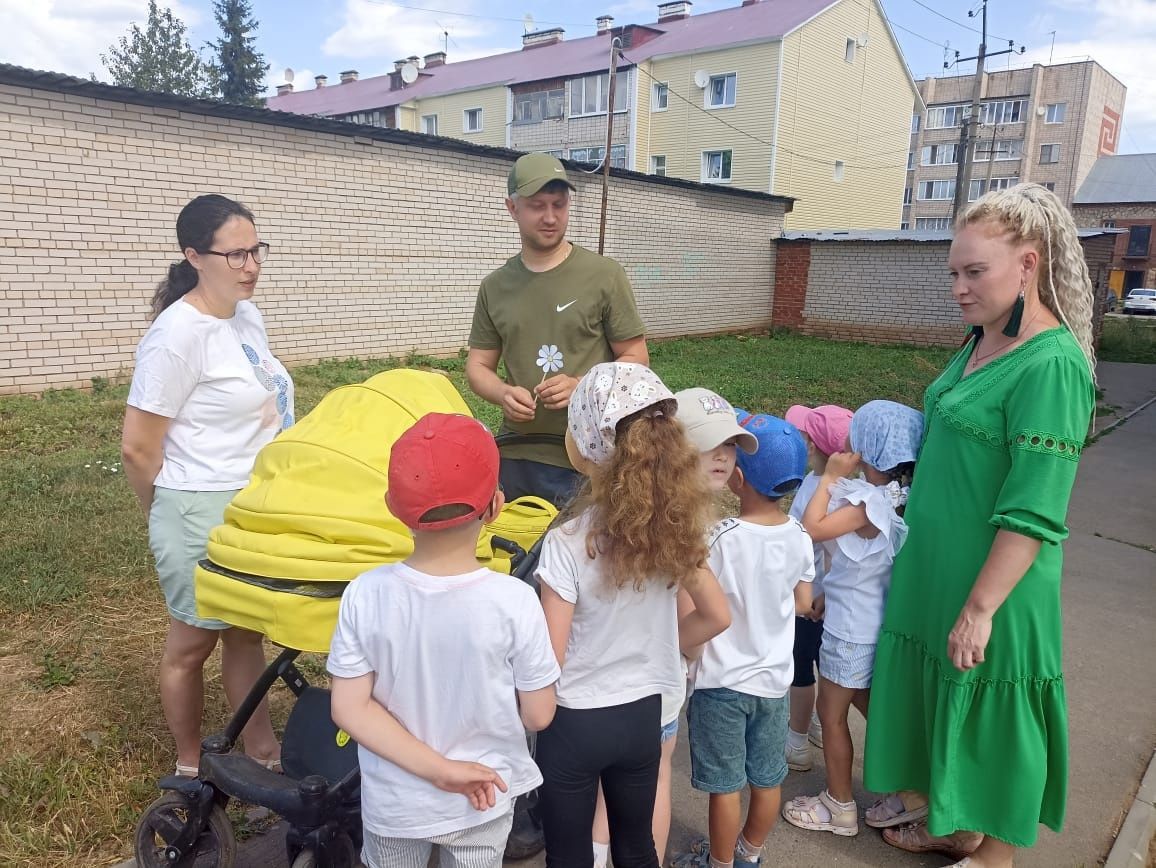 Дети в Агрызе провели акцию «Ромашка - символ семьи»