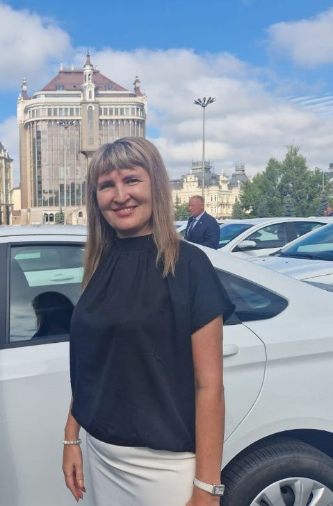Рөстәм Миңнеханов район Мәгариф идарәсенә яңа машина тапшырды