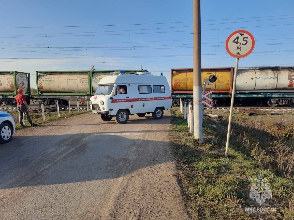 Грузовой поезд «Агрыз-Красноуфимск» протаранил автомобиль (ФОТО, ВИДЕО)