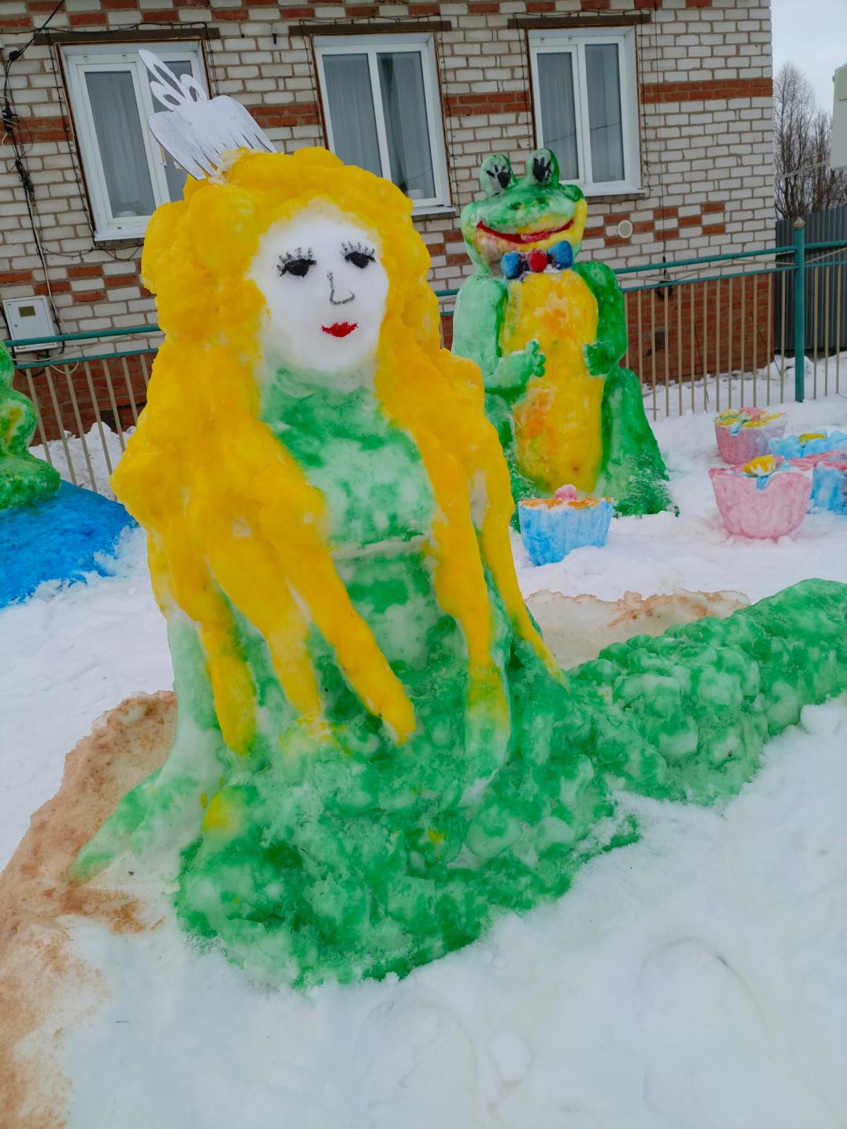 Кәримовлар гаиләсе ел да йорт тирәсен кар сыннары белән бизи