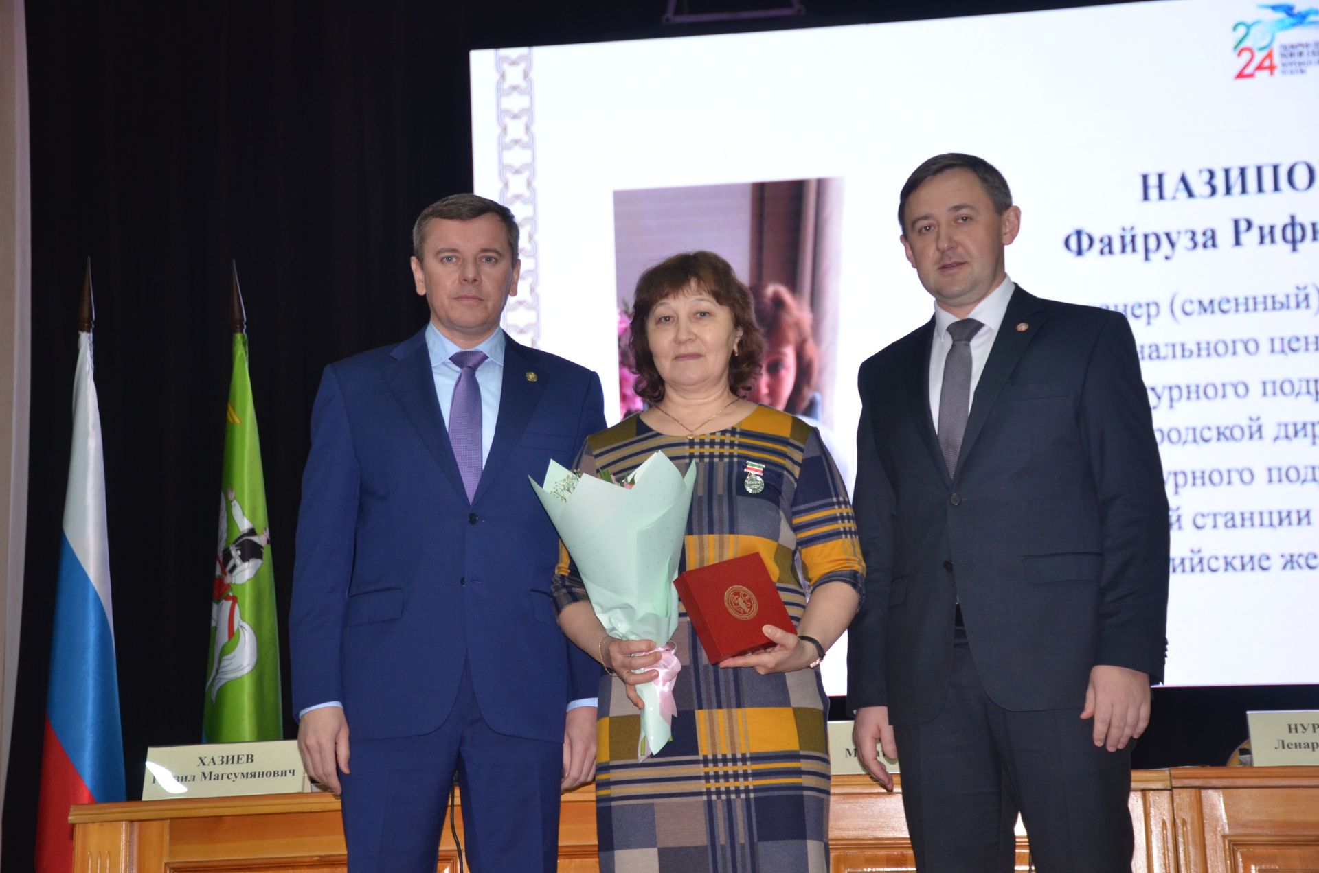 Марат Җәббаров һәм Ленар Нургаянов бер төркем әгерҗелеләргә төрле дәрәҗәдәге бүләкләр тапшырдылар