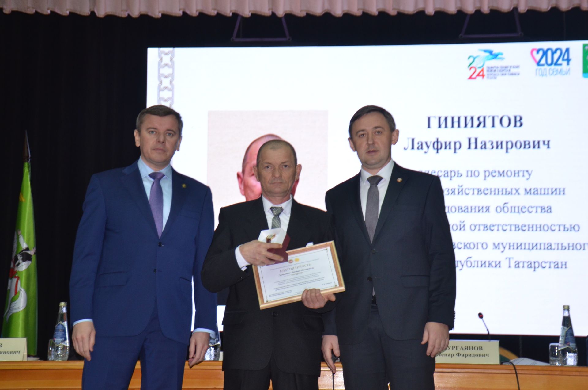 Марат Җәббаров һәм Ленар Нургаянов бер төркем әгерҗелеләргә төрле дәрәҗәдәге бүләкләр тапшырдылар