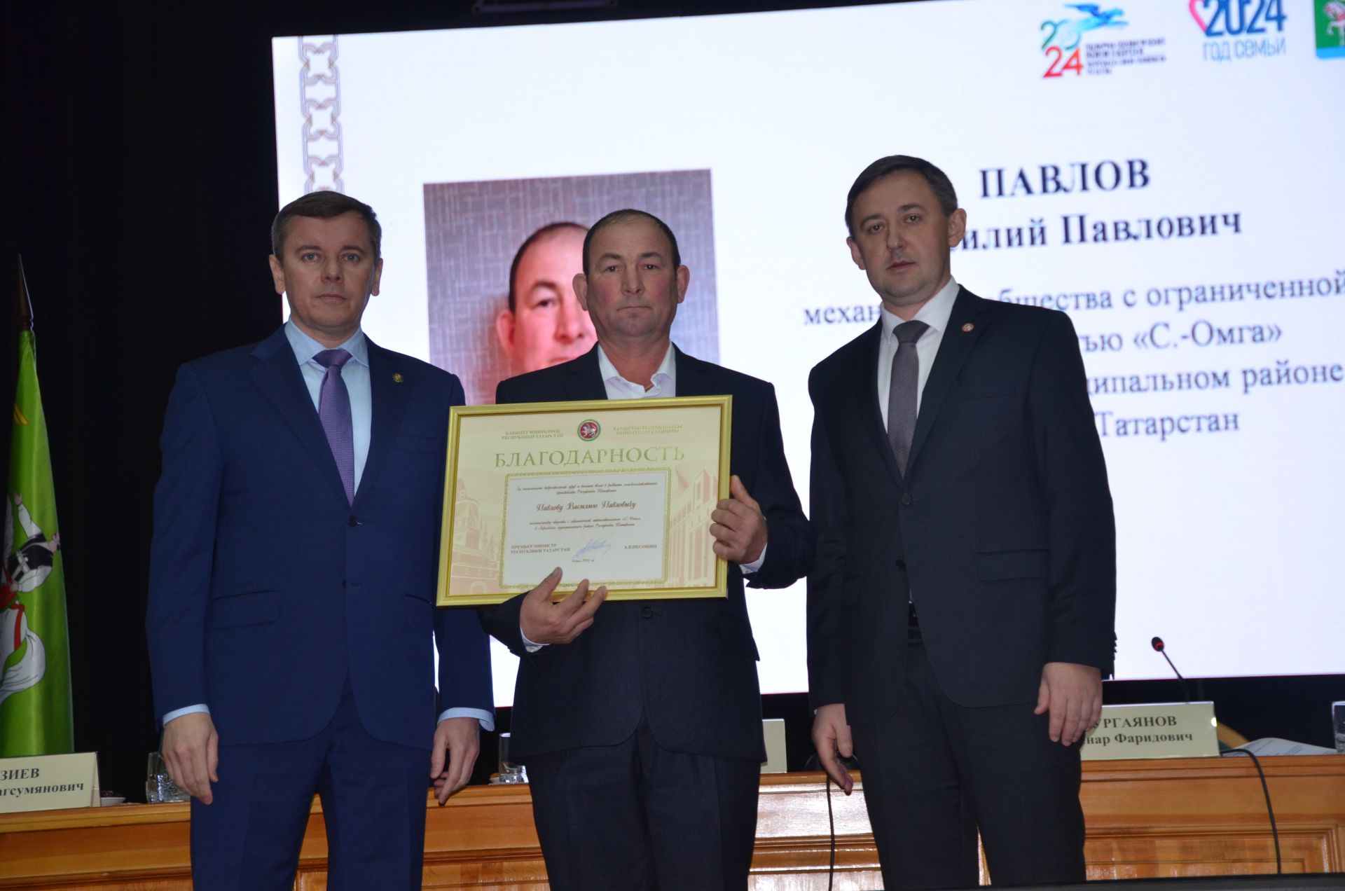 Марат Җәббаров һәм Ленар Нургаянов бер төркем әгерҗелеләргә төрле дәрәҗәдәге бүләкләр тапшырдылар