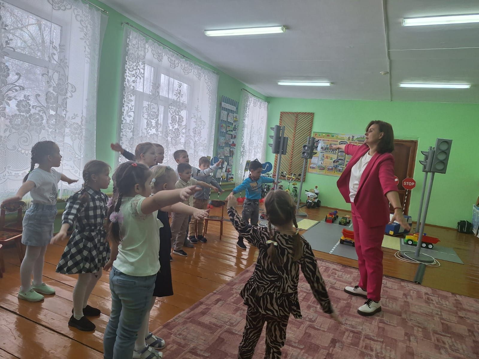 В детском саду «Теремок» малышам напомнили о правилах дорожного движения
