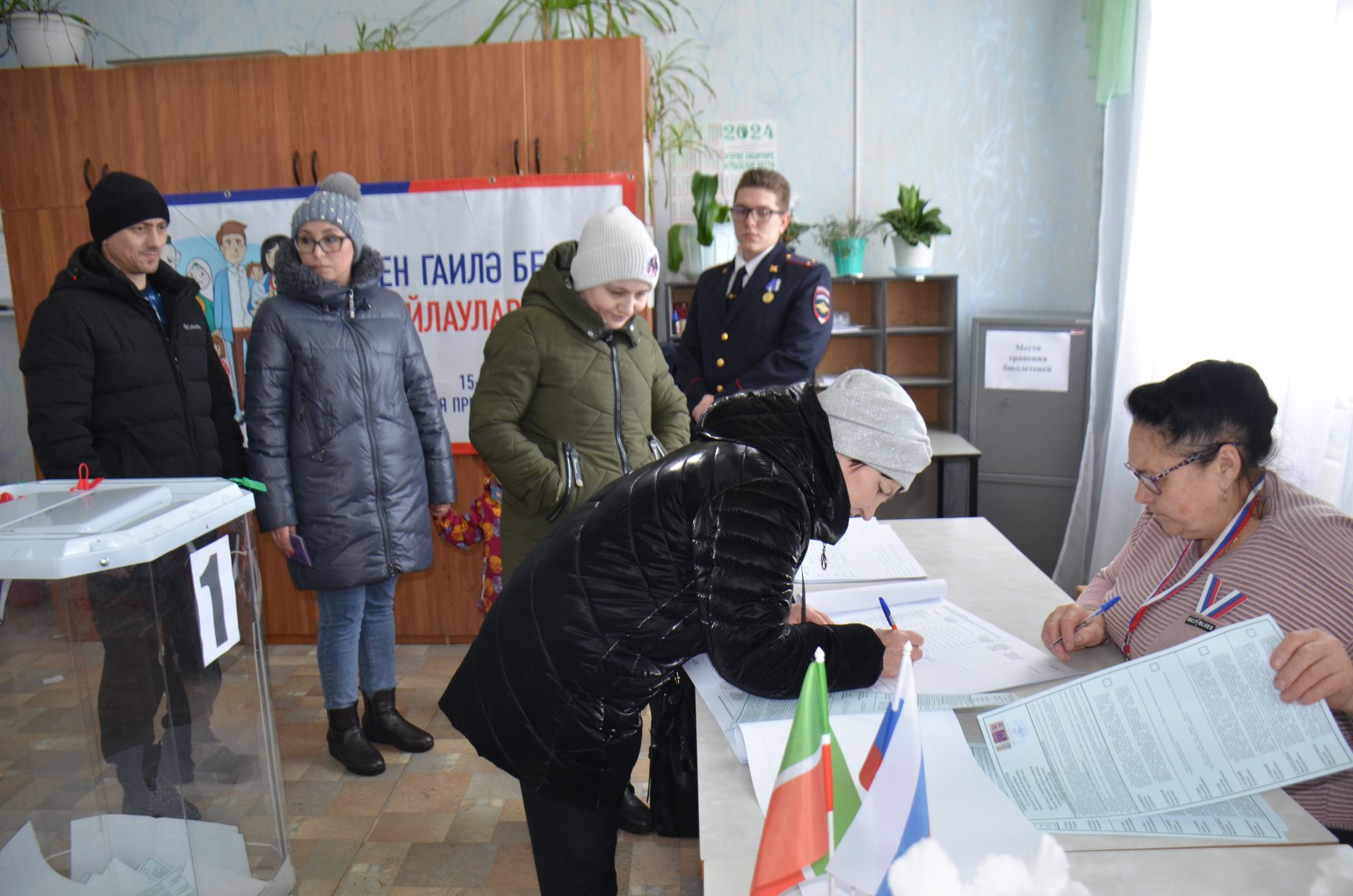 Тирсәдән Нәфыйковлар гаиләләре белән сайлау участогына килделәр
