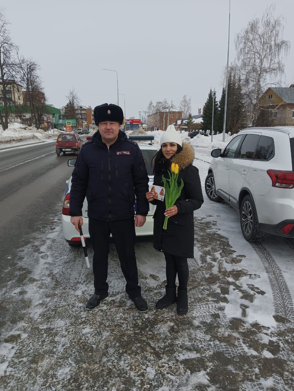 Инспекторы ОГИБДД Агрызского района подарили женщинам праздничное настроение