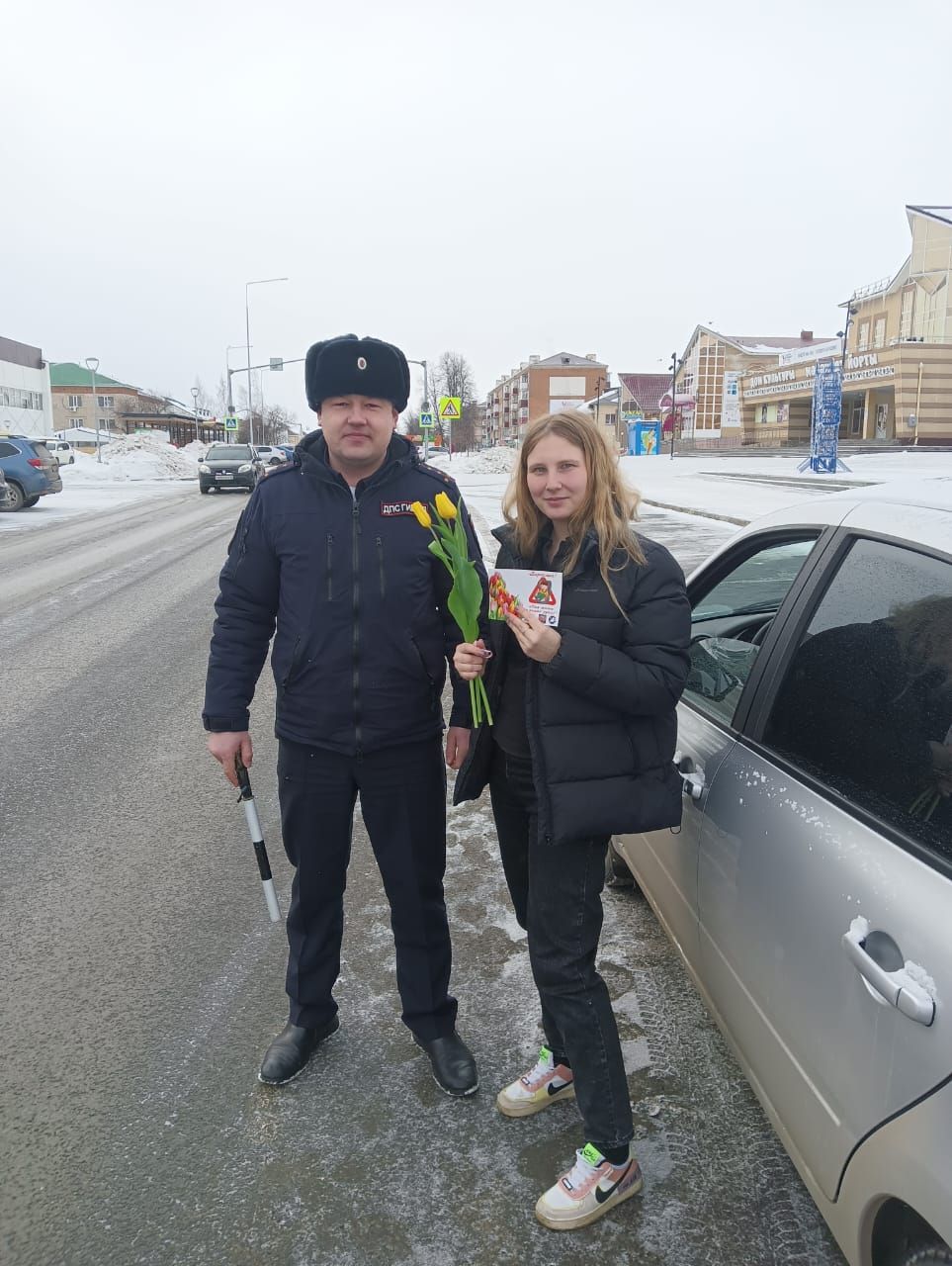 Инспекторы ОГИБДД Агрызского района подарили женщинам праздничное настроение