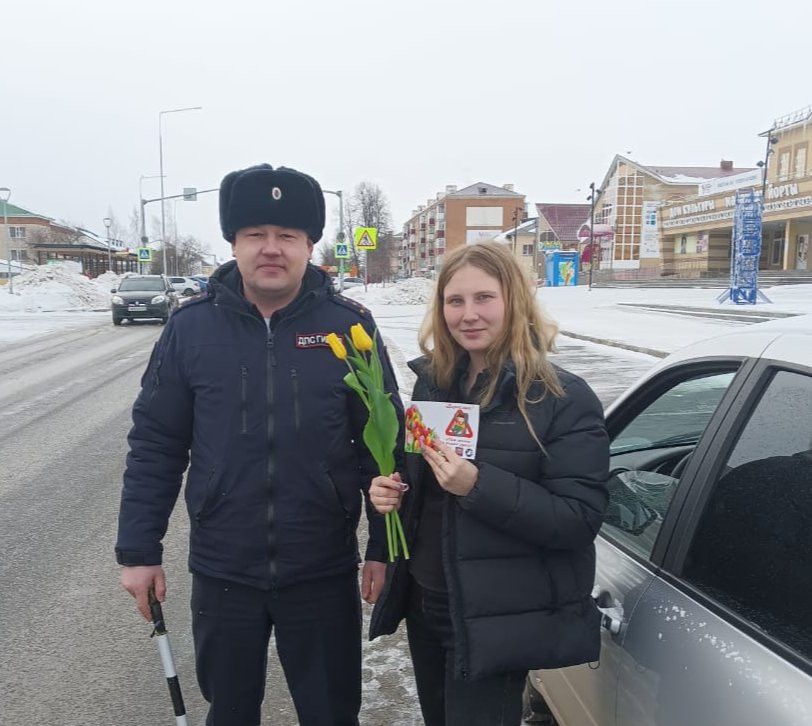 Инспекторы ОГИБДД Агрызского района подарили женщинам праздничное настроение