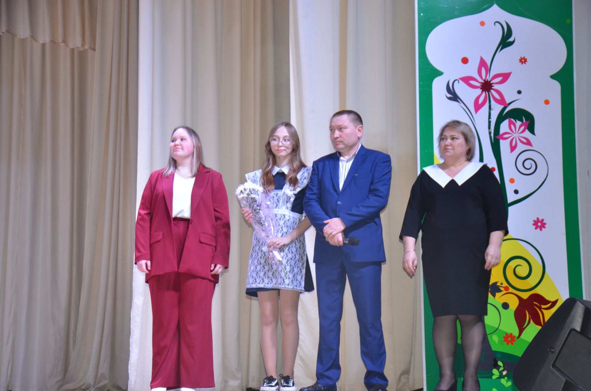На сцене районного Дворца культуры чествовали лучших учащихся района