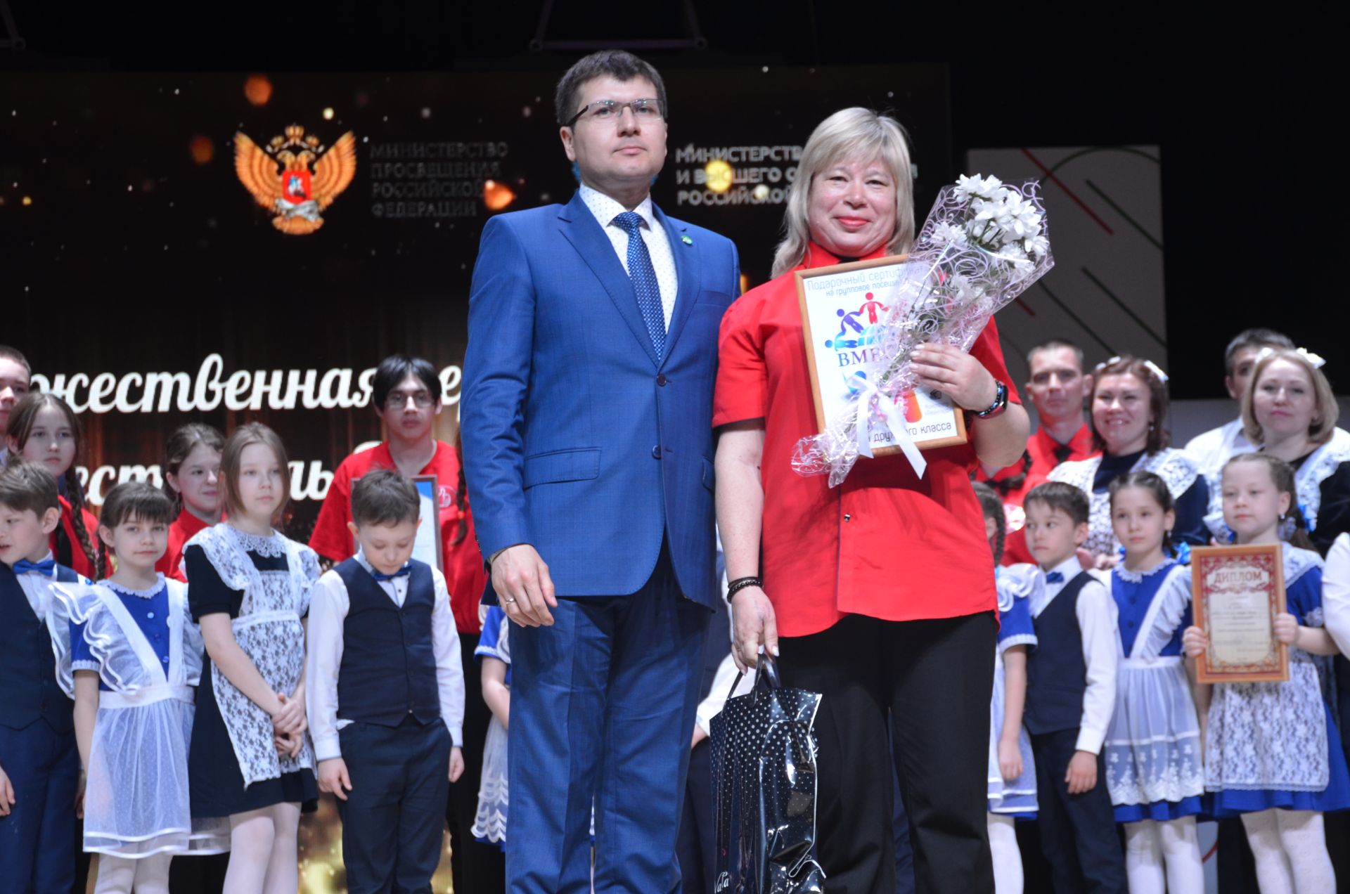 На сцене районного Дворца культуры чествовали лучших учащихся района