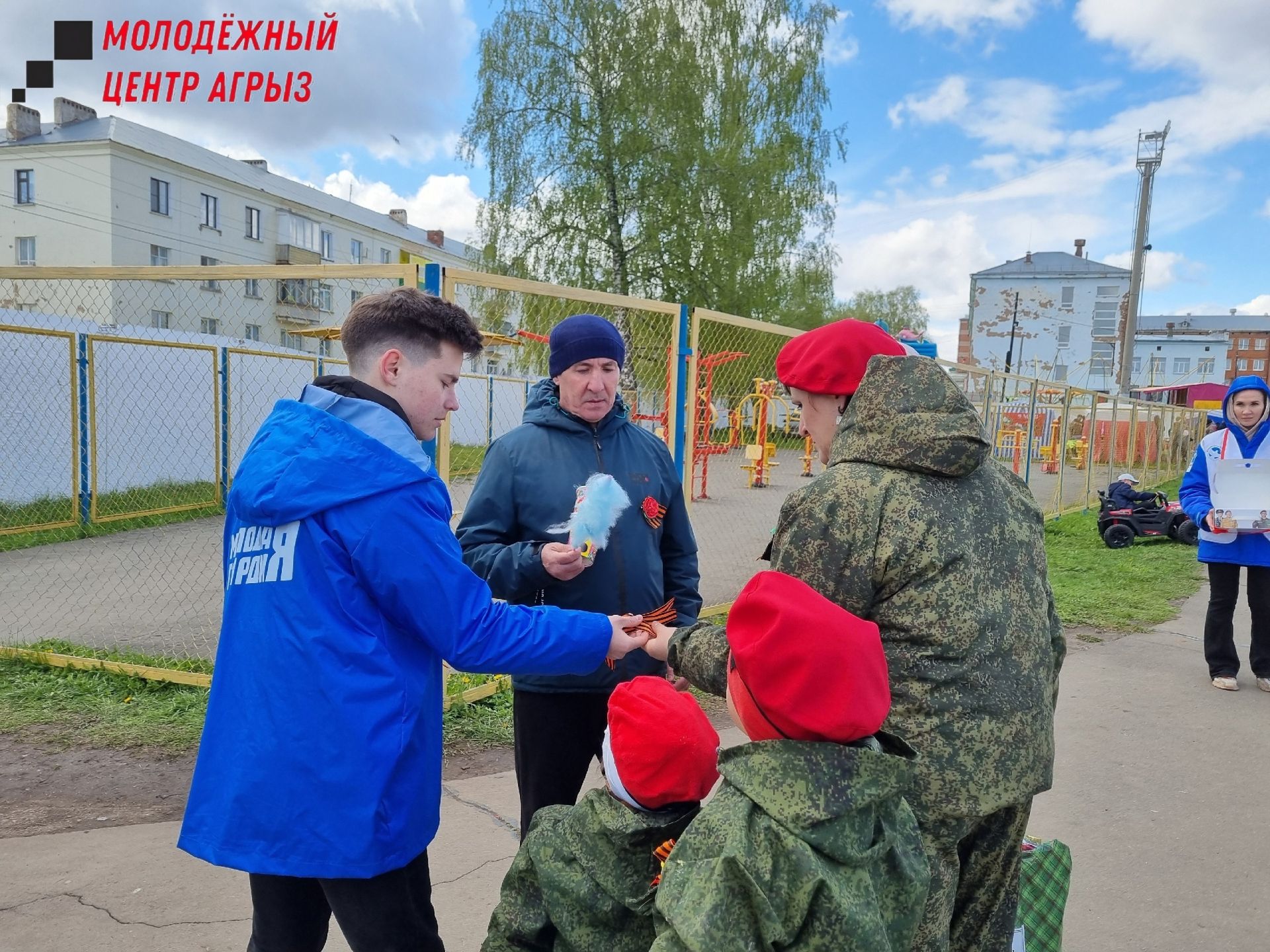 9 мая активисты молодежного центра раздали георгиевские ленты жителям Агрыза