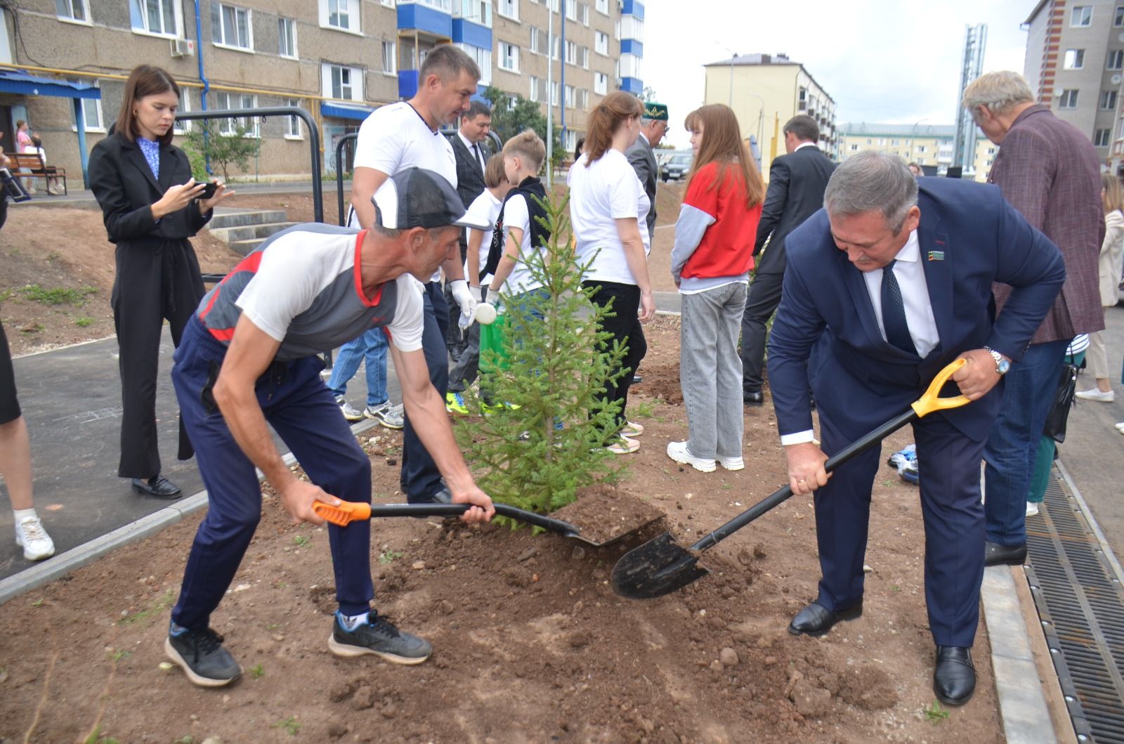 В праздничный день в Агрызе торжественно открыли двор, благоустроенный по республиканской программе