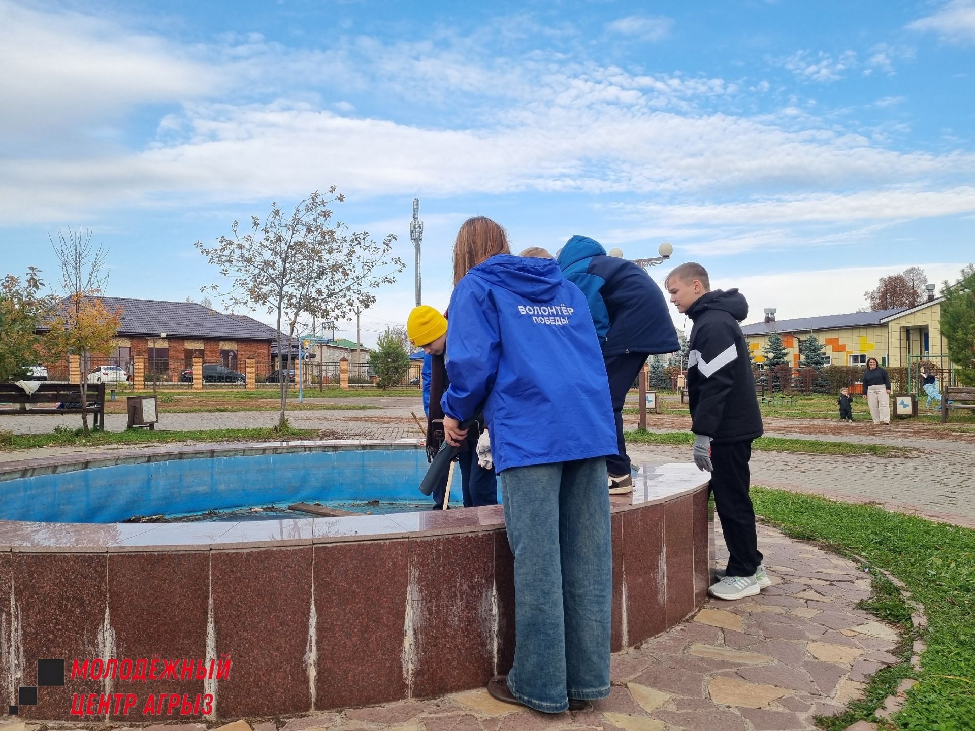 В рамках «Осенней недели добра» в городе прошел молодежный субботник