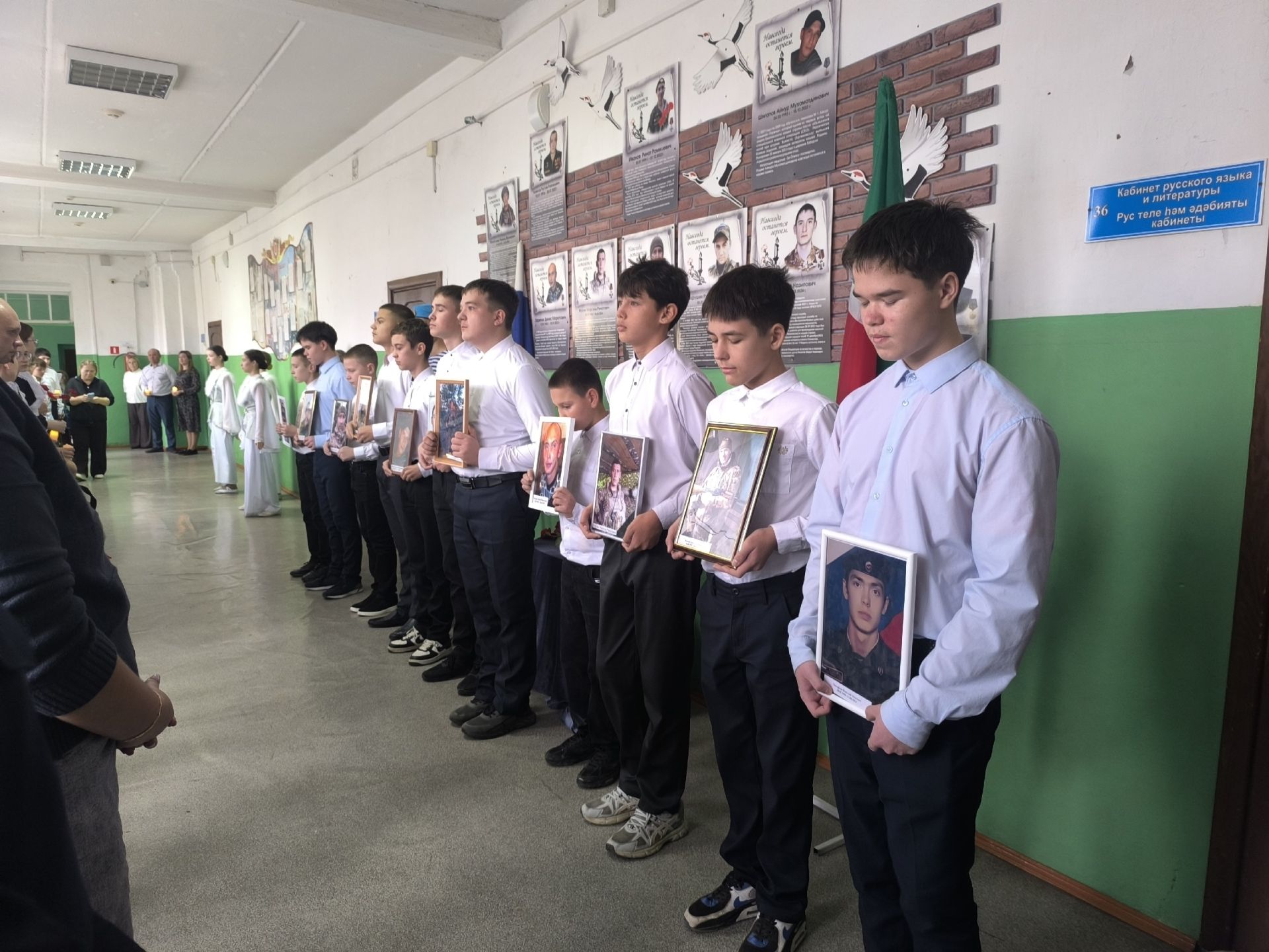 В гимназии №1 увековечили имена героев-выпускников