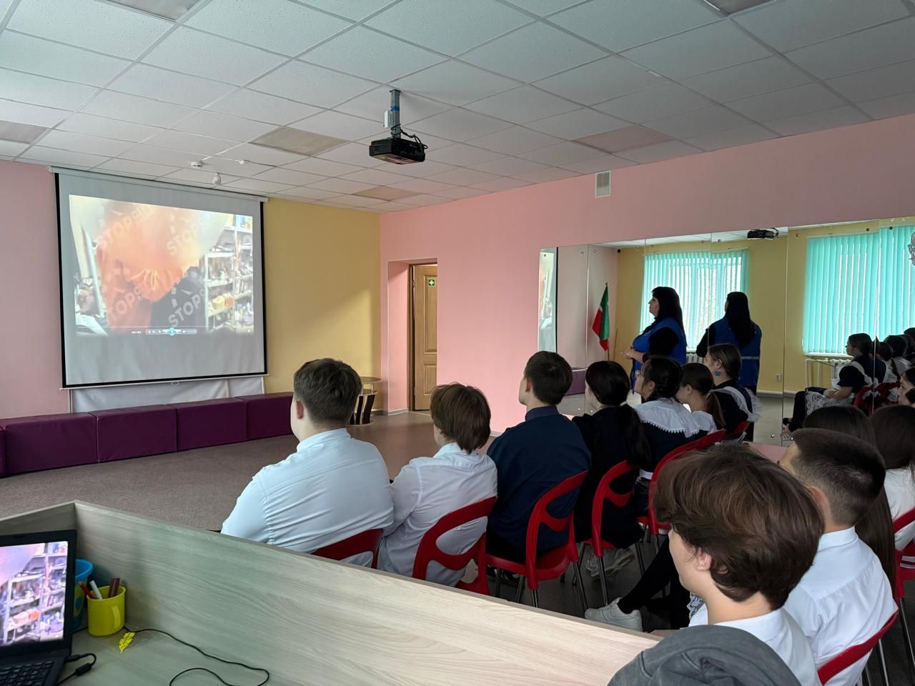 Профилактическая беседа «Безопасные каникулы» прошла в подростковом клубе